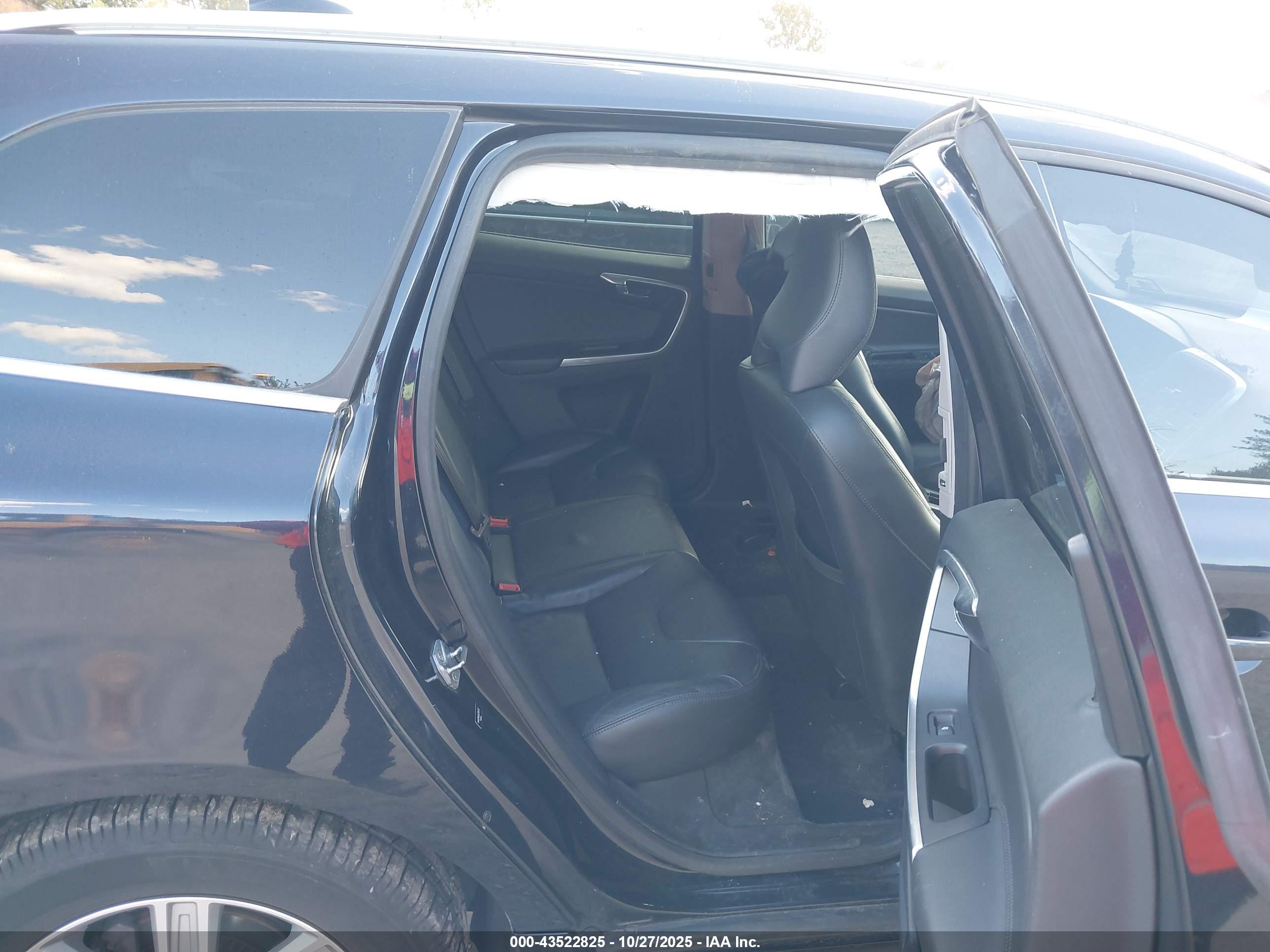 VOLVO XC60 image 8