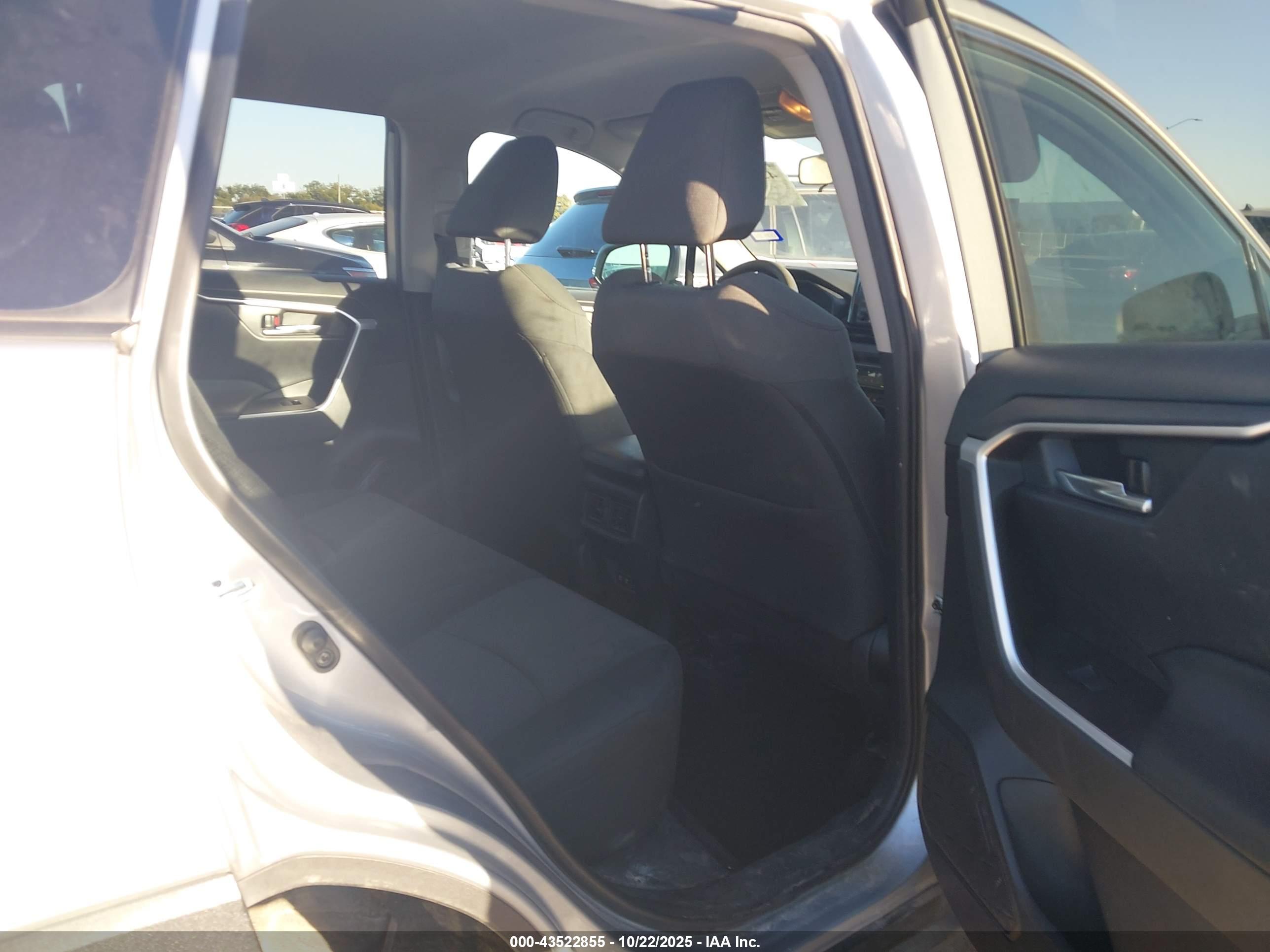TOYOTA RAV4 image 8