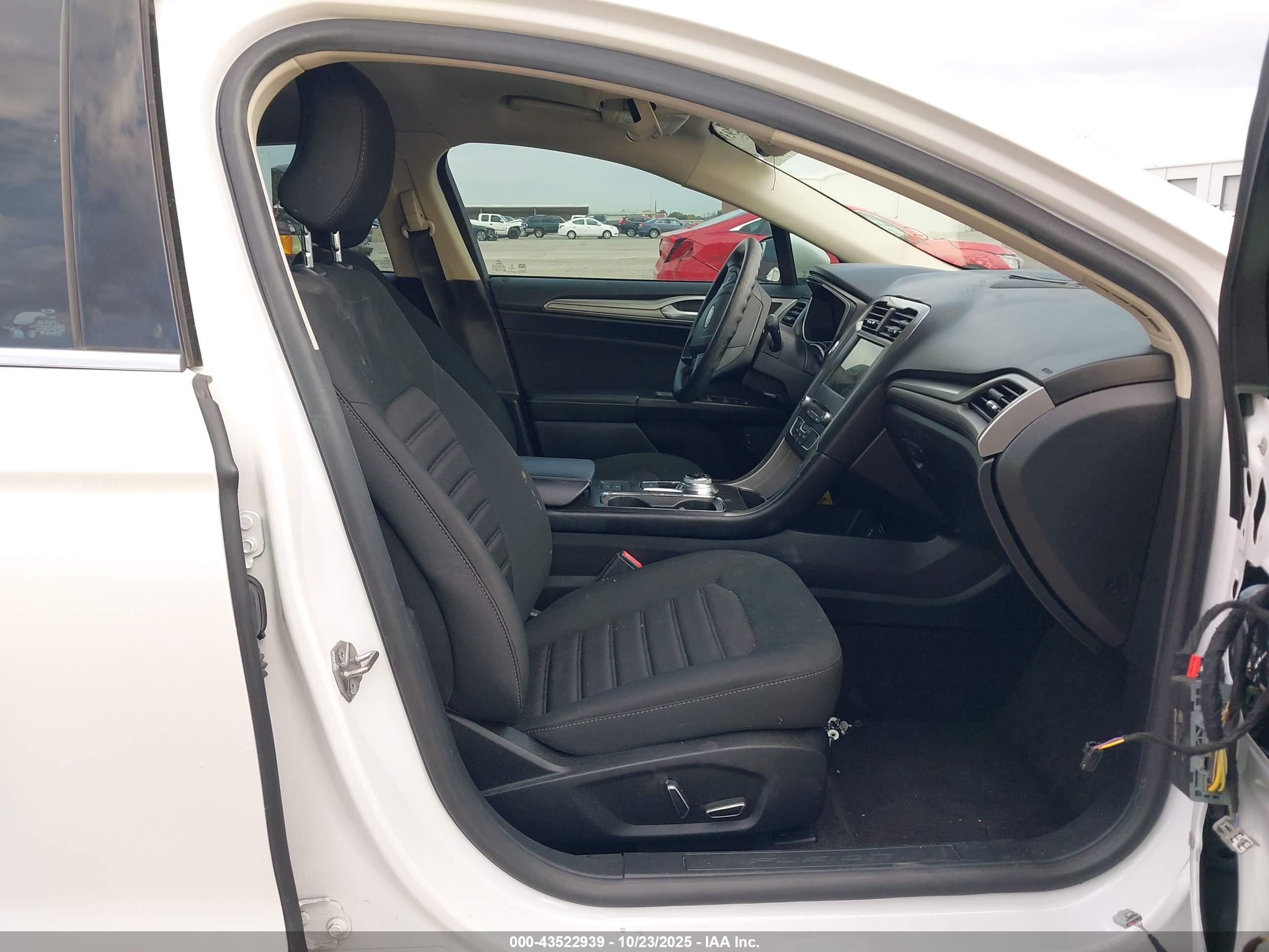 FORD FUSION image 5