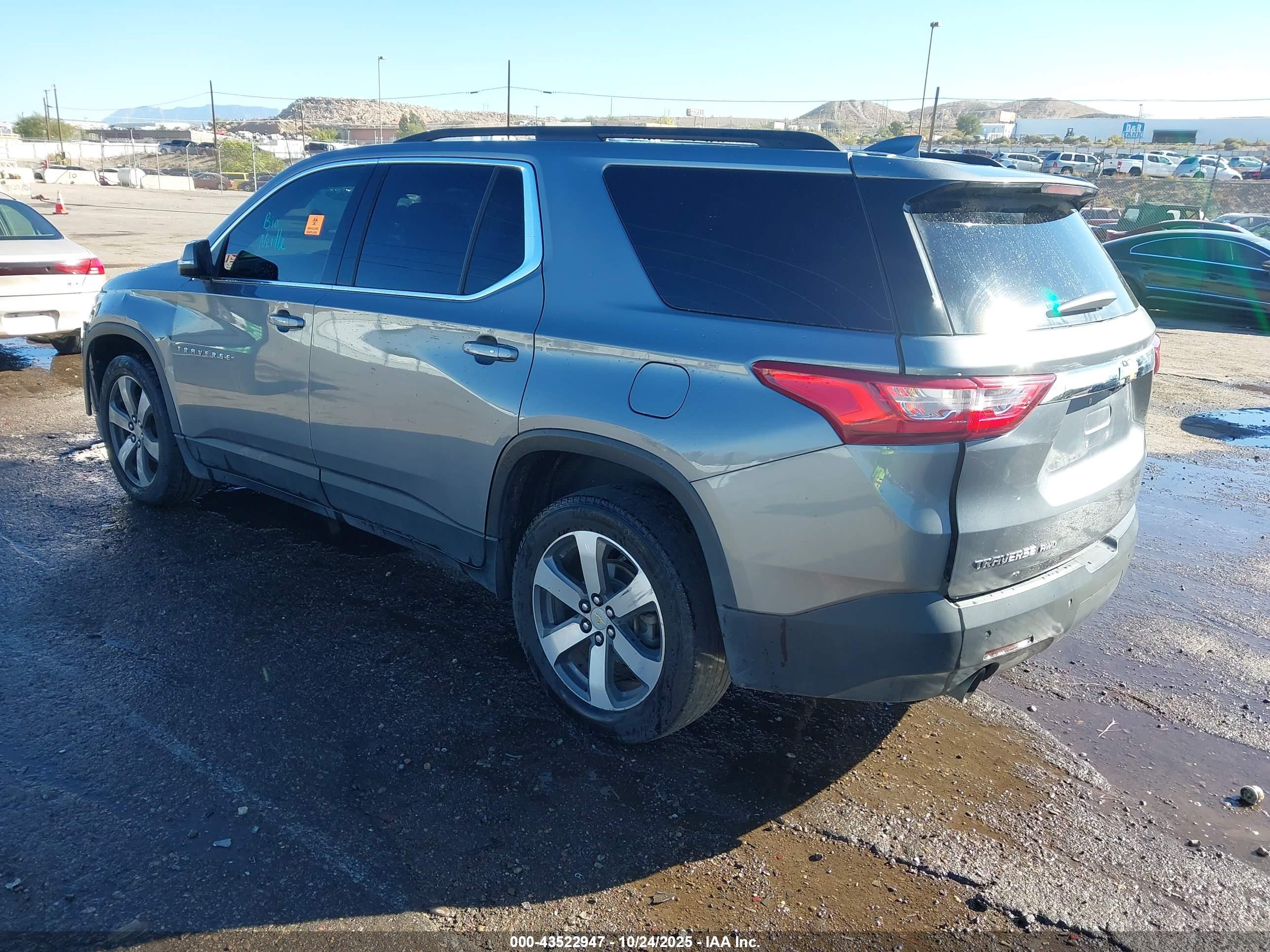CHEVROLET TRAVERSE image 3