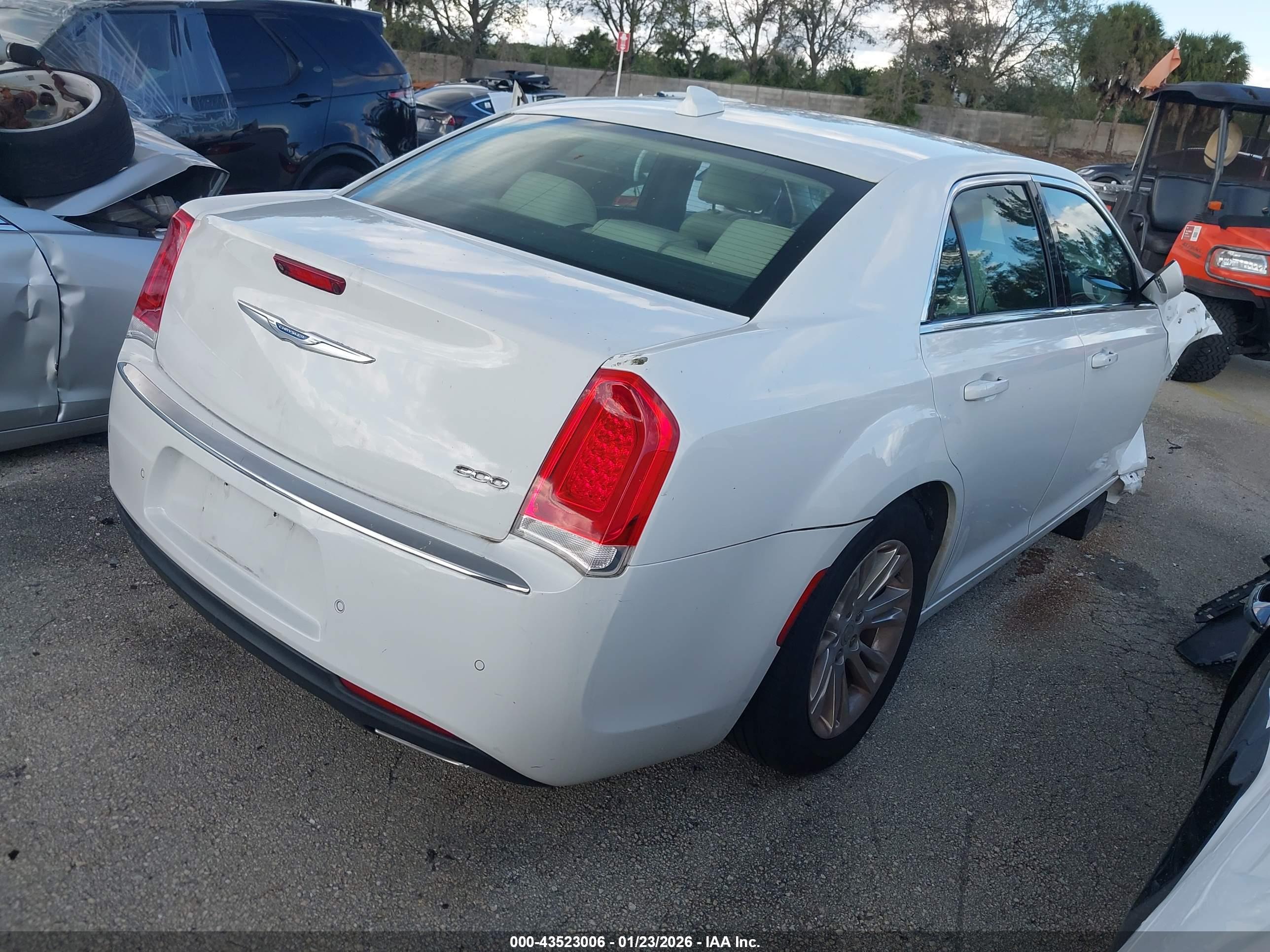 CHRYSLER 300 image 4