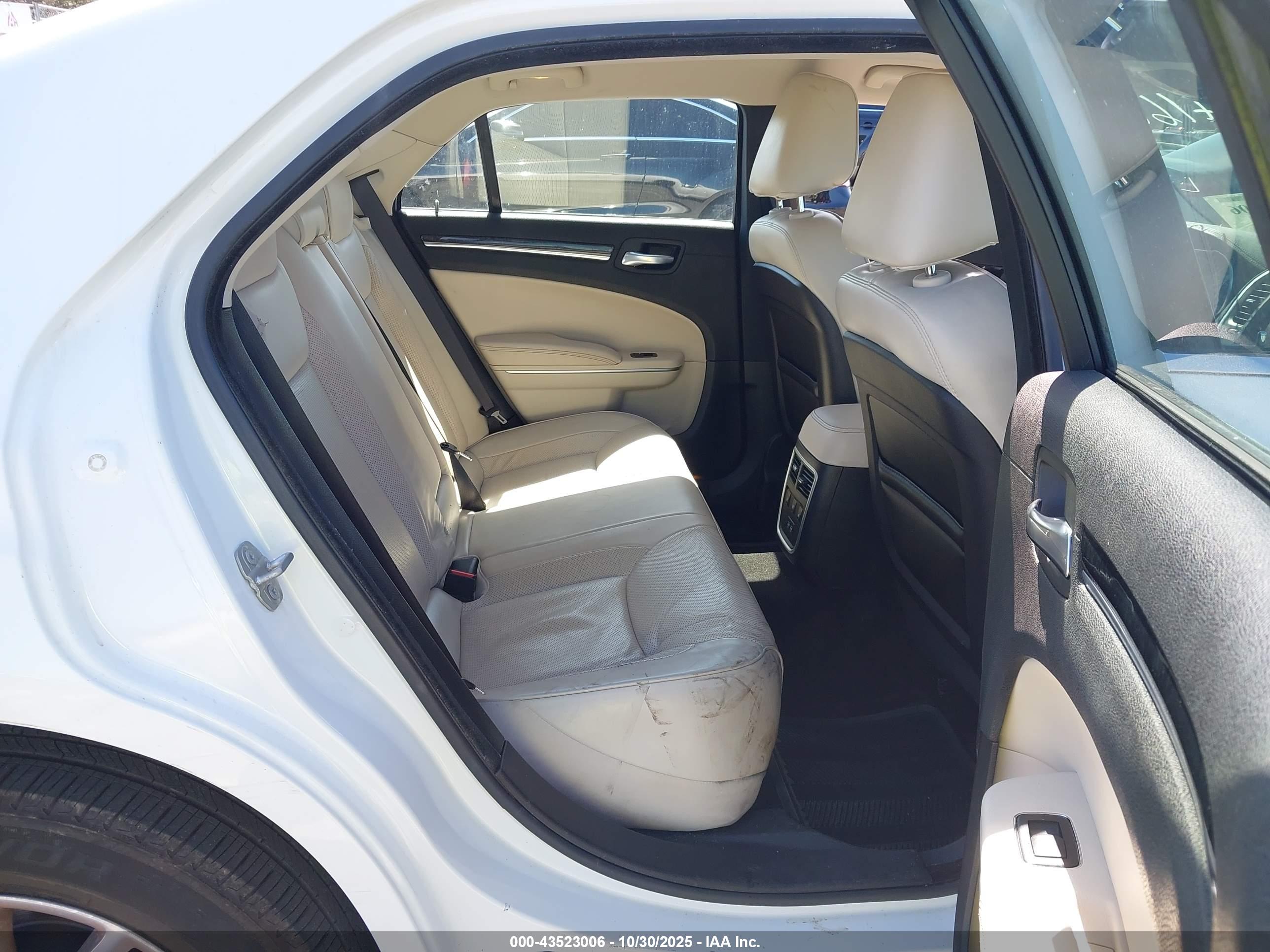 CHRYSLER 300 image 8