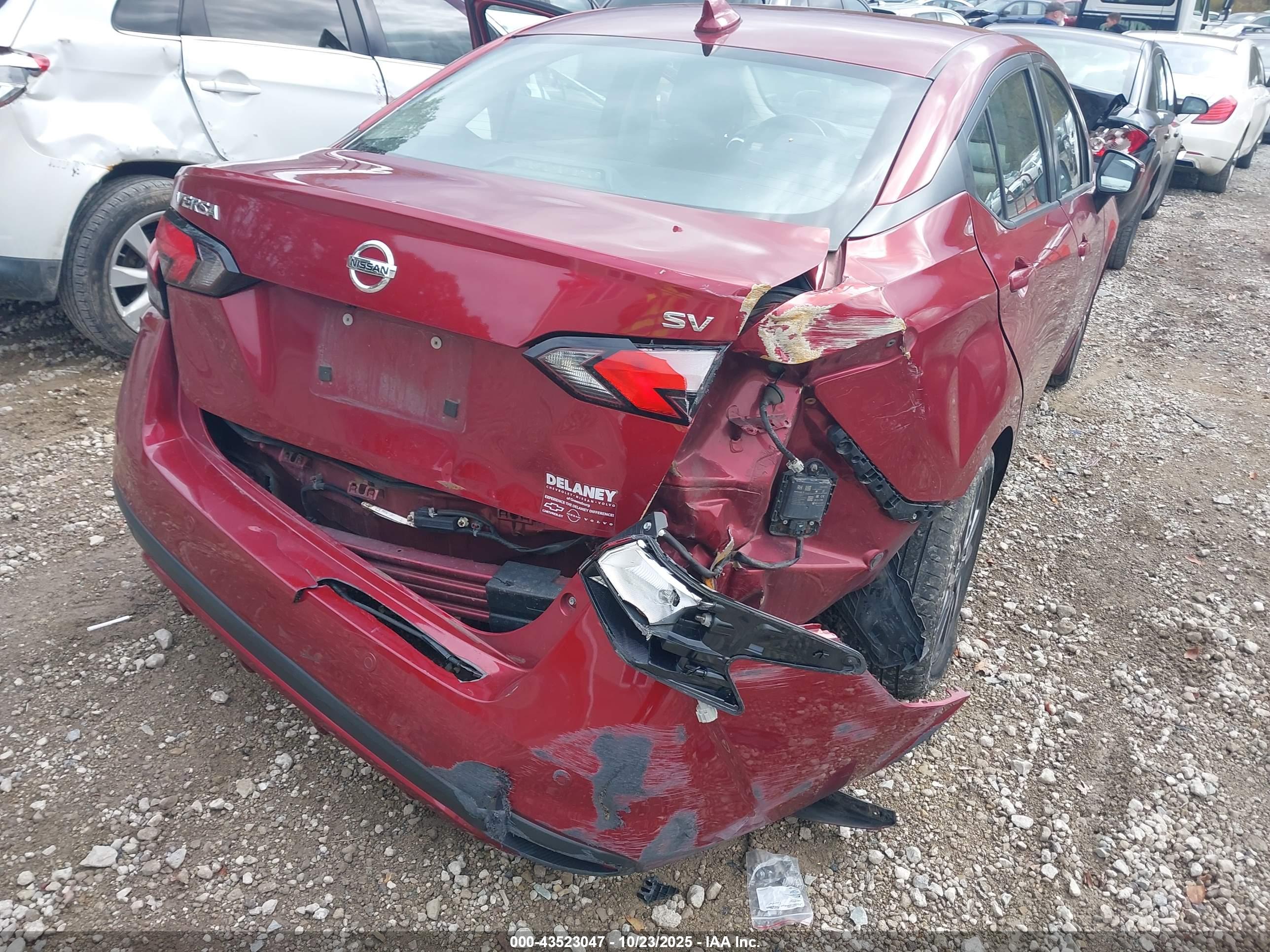 NISSAN VERSA image 6