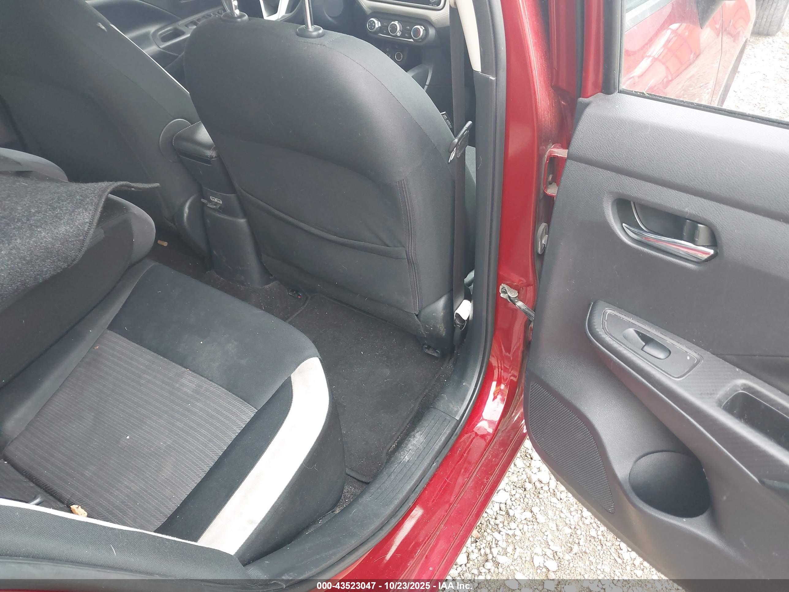 NISSAN VERSA image 8