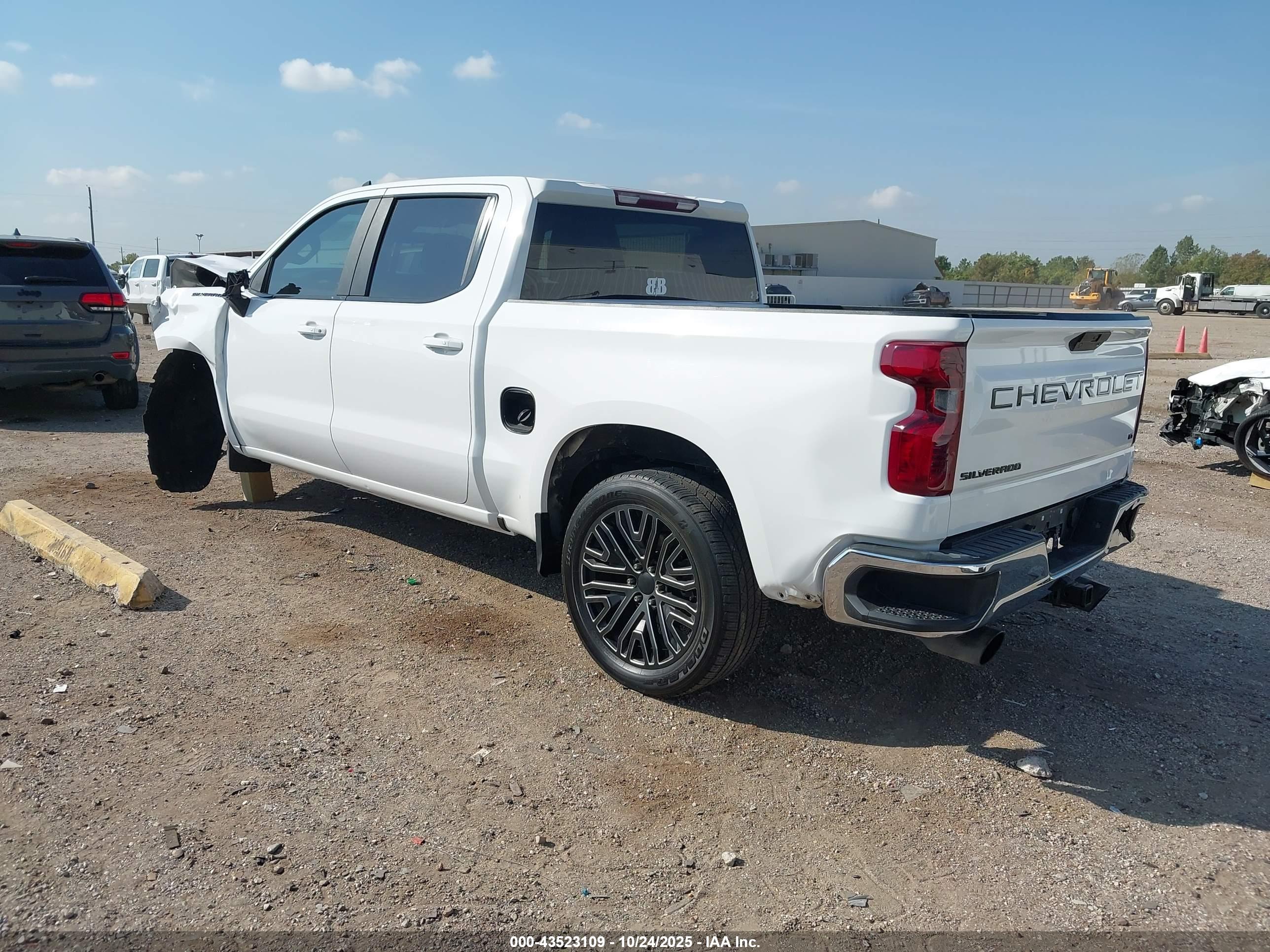 CHEVROLET SILVERADO image 3