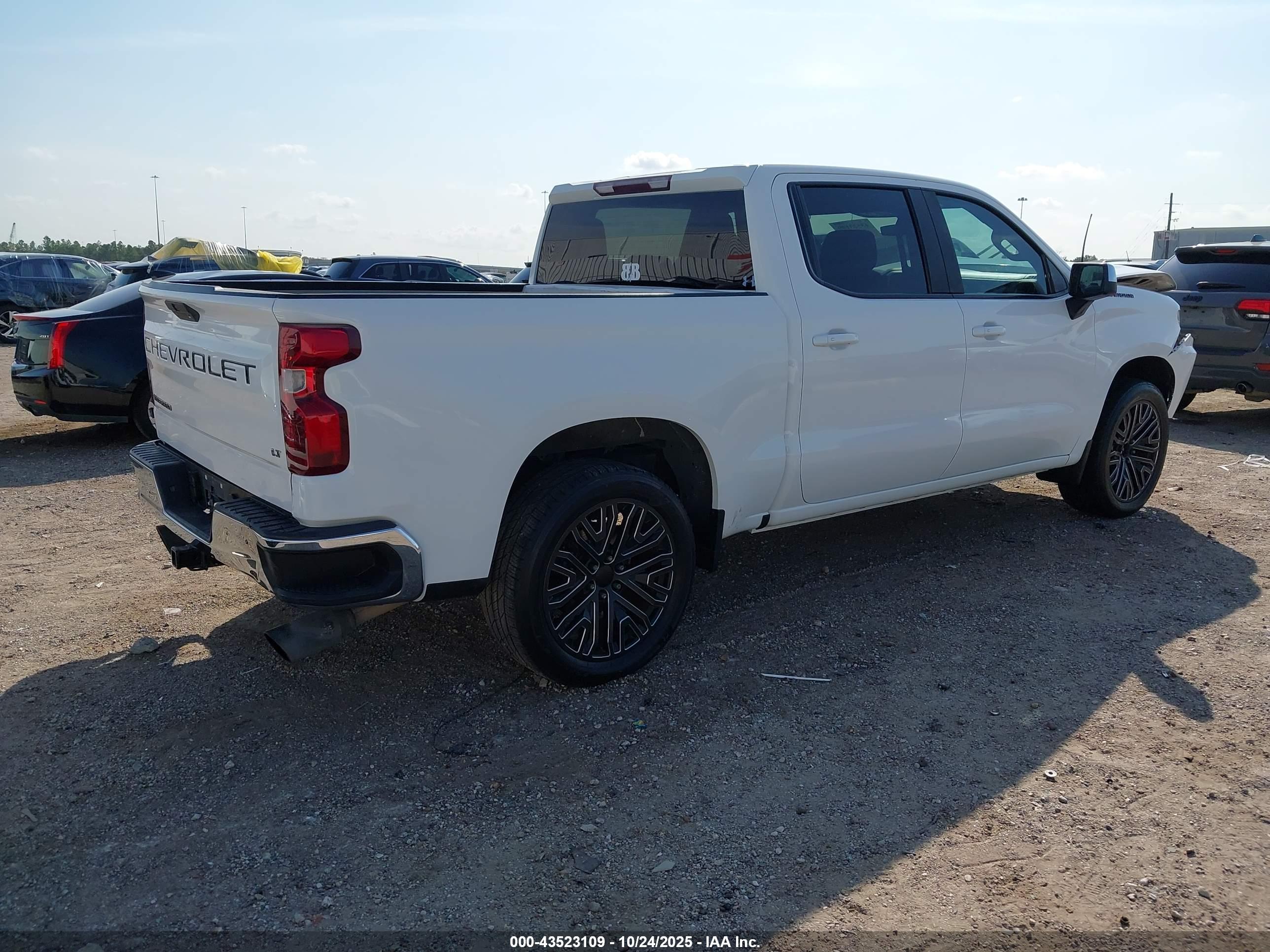 CHEVROLET SILVERADO image 4