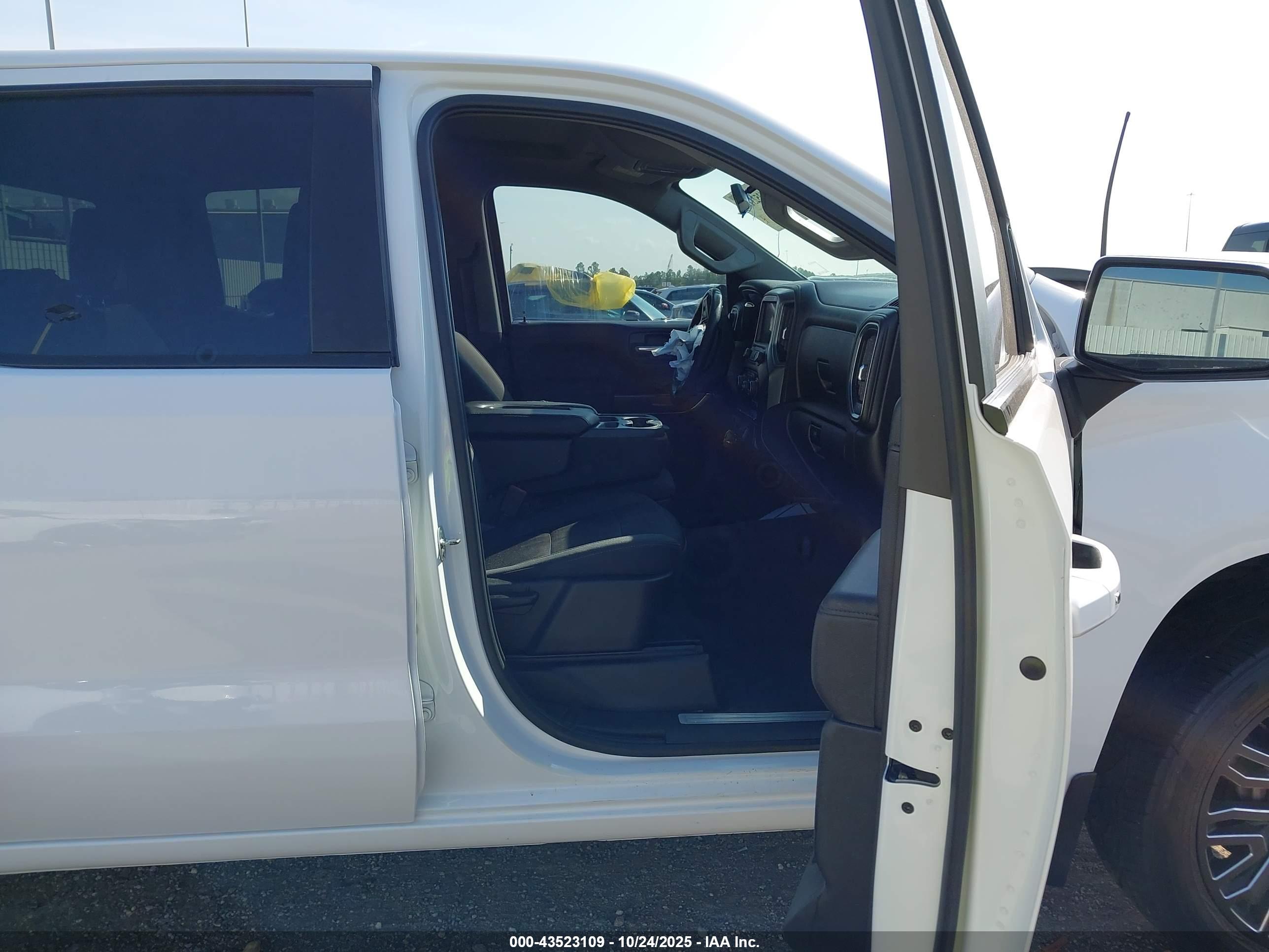 CHEVROLET SILVERADO image 5