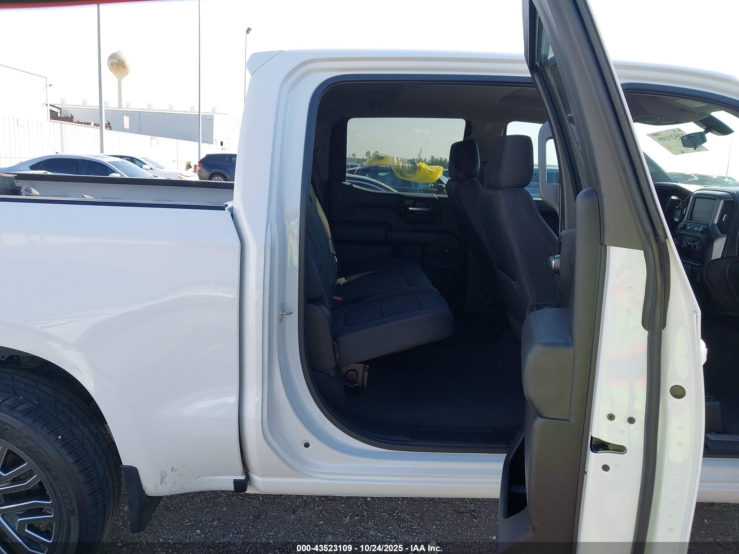 CHEVROLET SILVERADO image 8