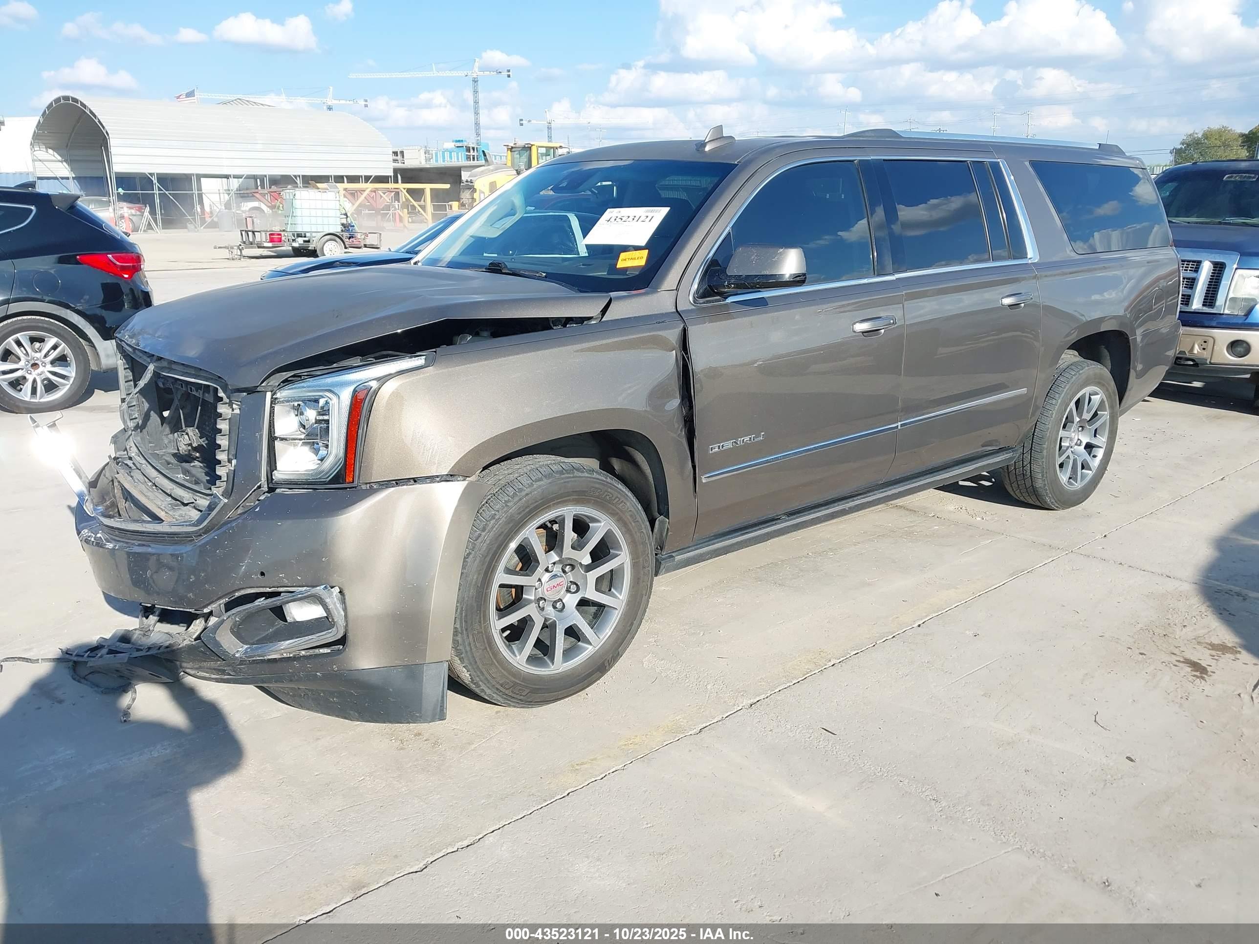 GMC YUKON image 2