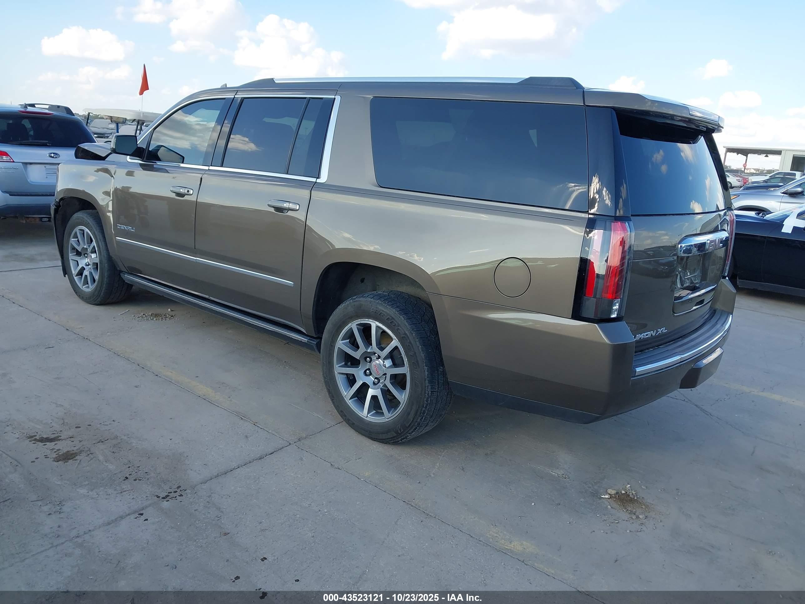 GMC YUKON image 3