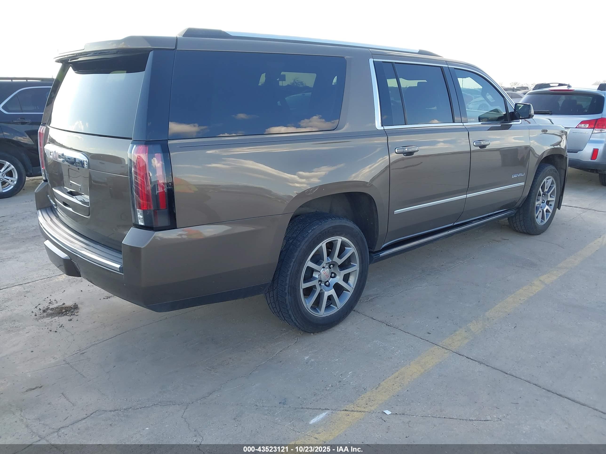 GMC YUKON image 4