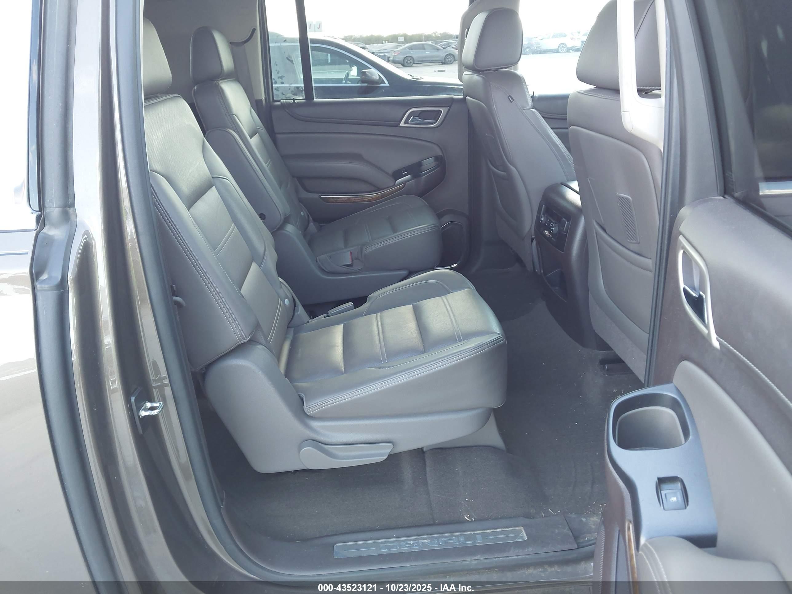 GMC YUKON image 8