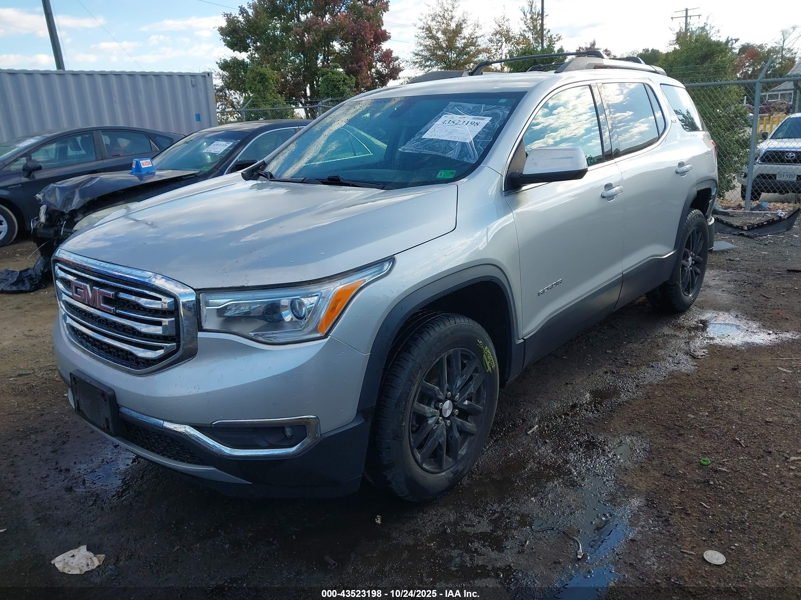 GMC ACADIA image 2