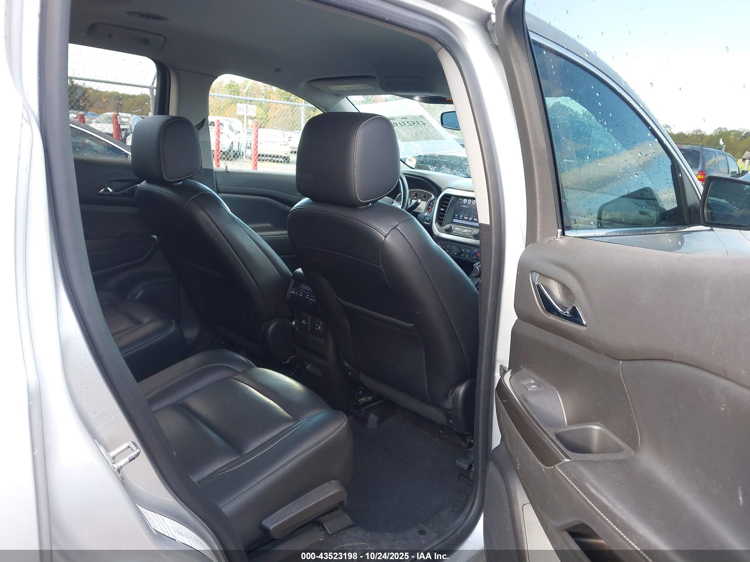 GMC ACADIA image 8