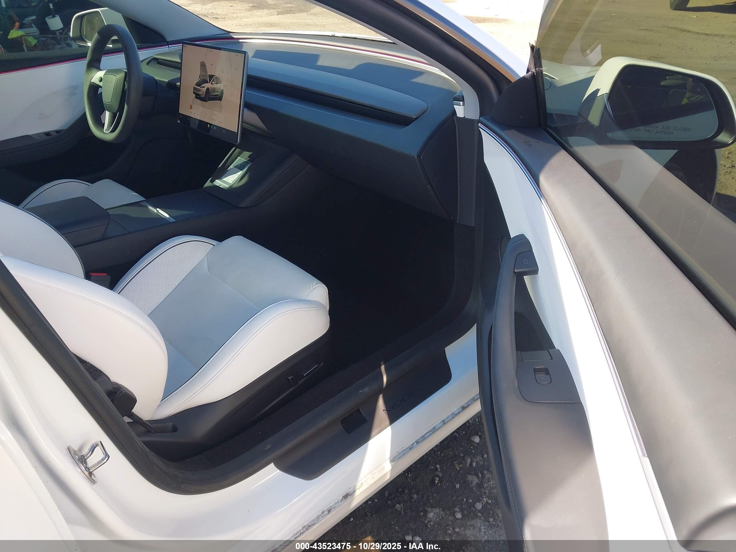 TESLA MODEL image 5