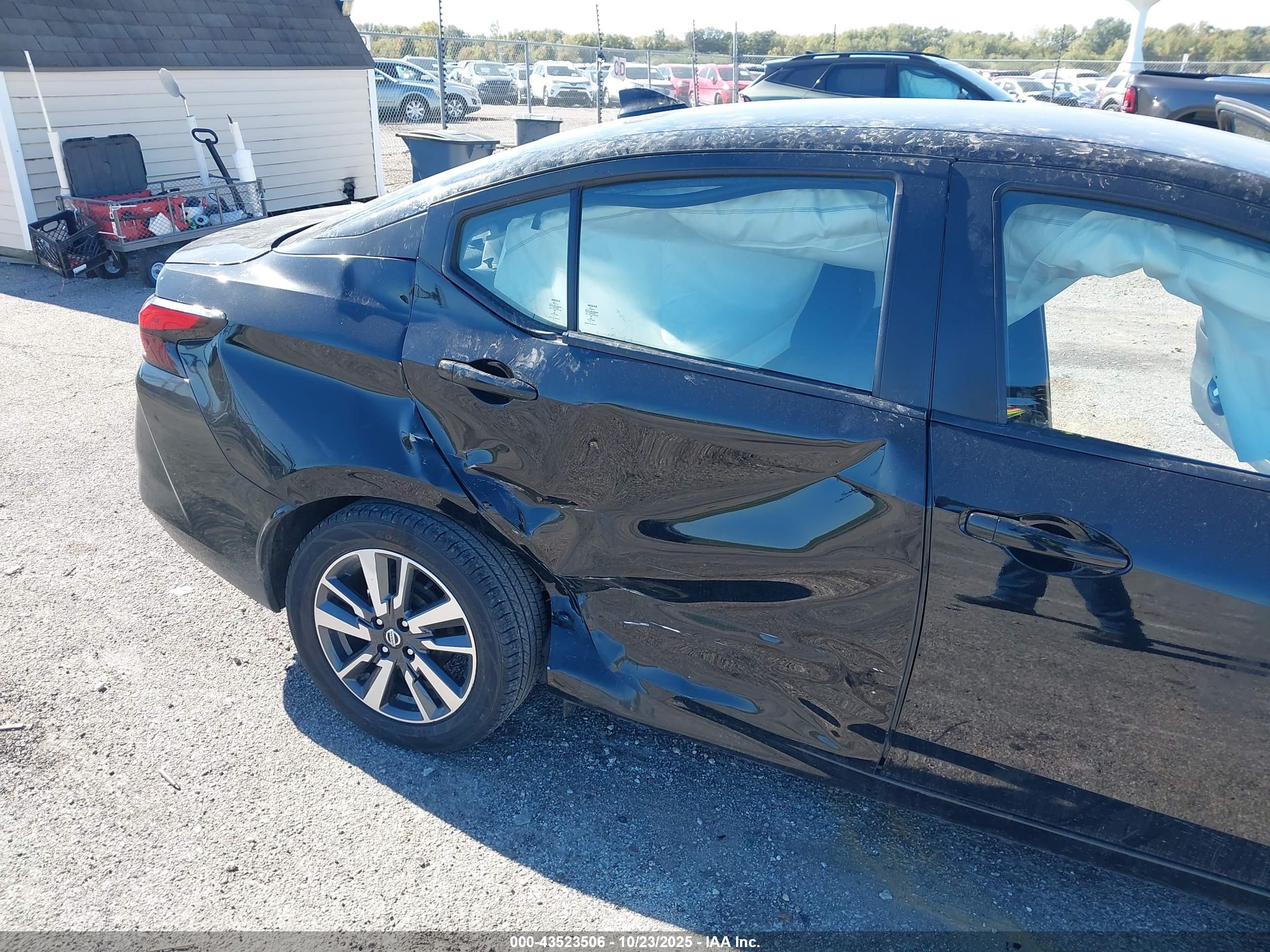 NISSAN VERSA image 6