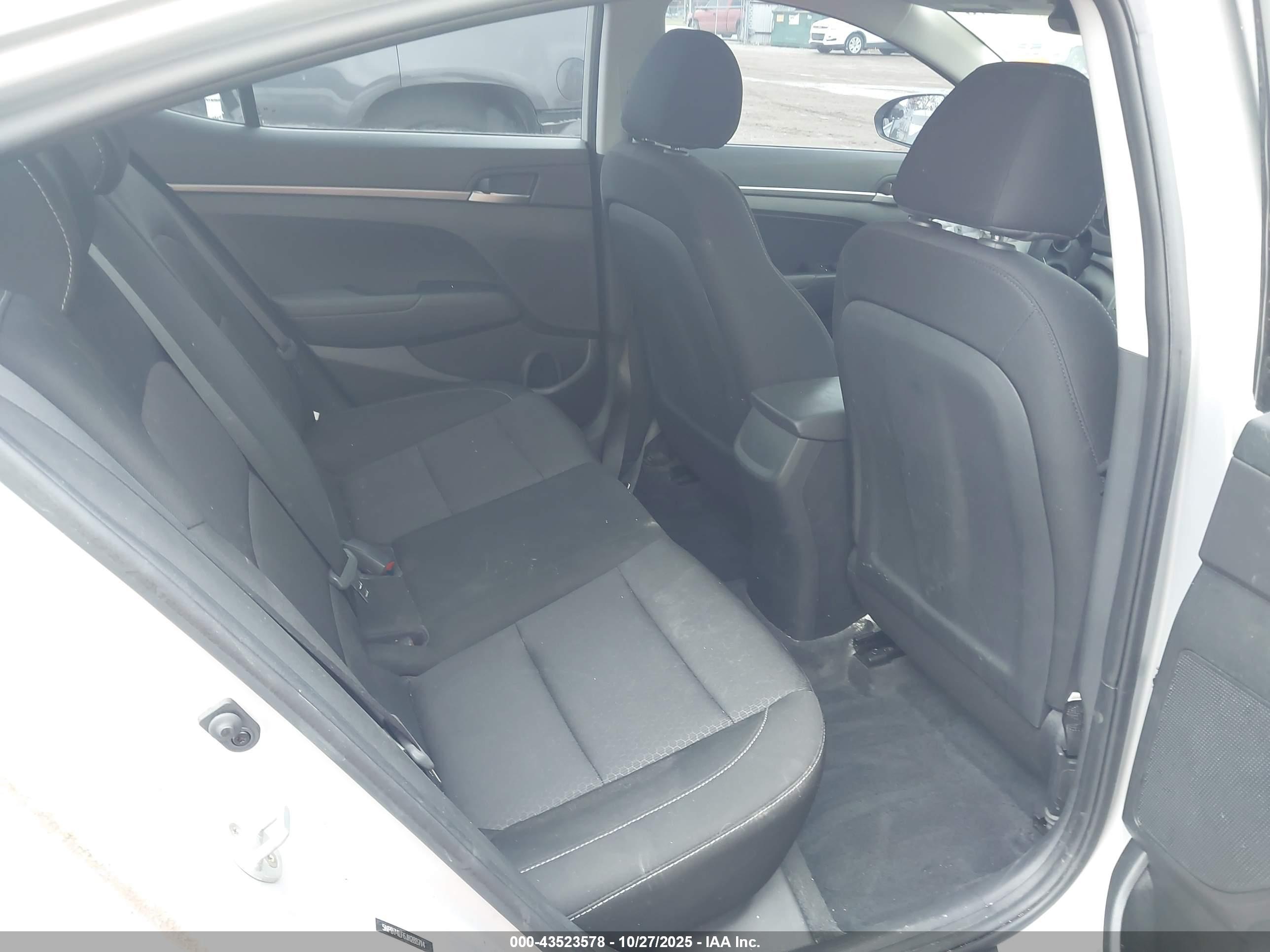 HYUNDAI ELANTRA image 8