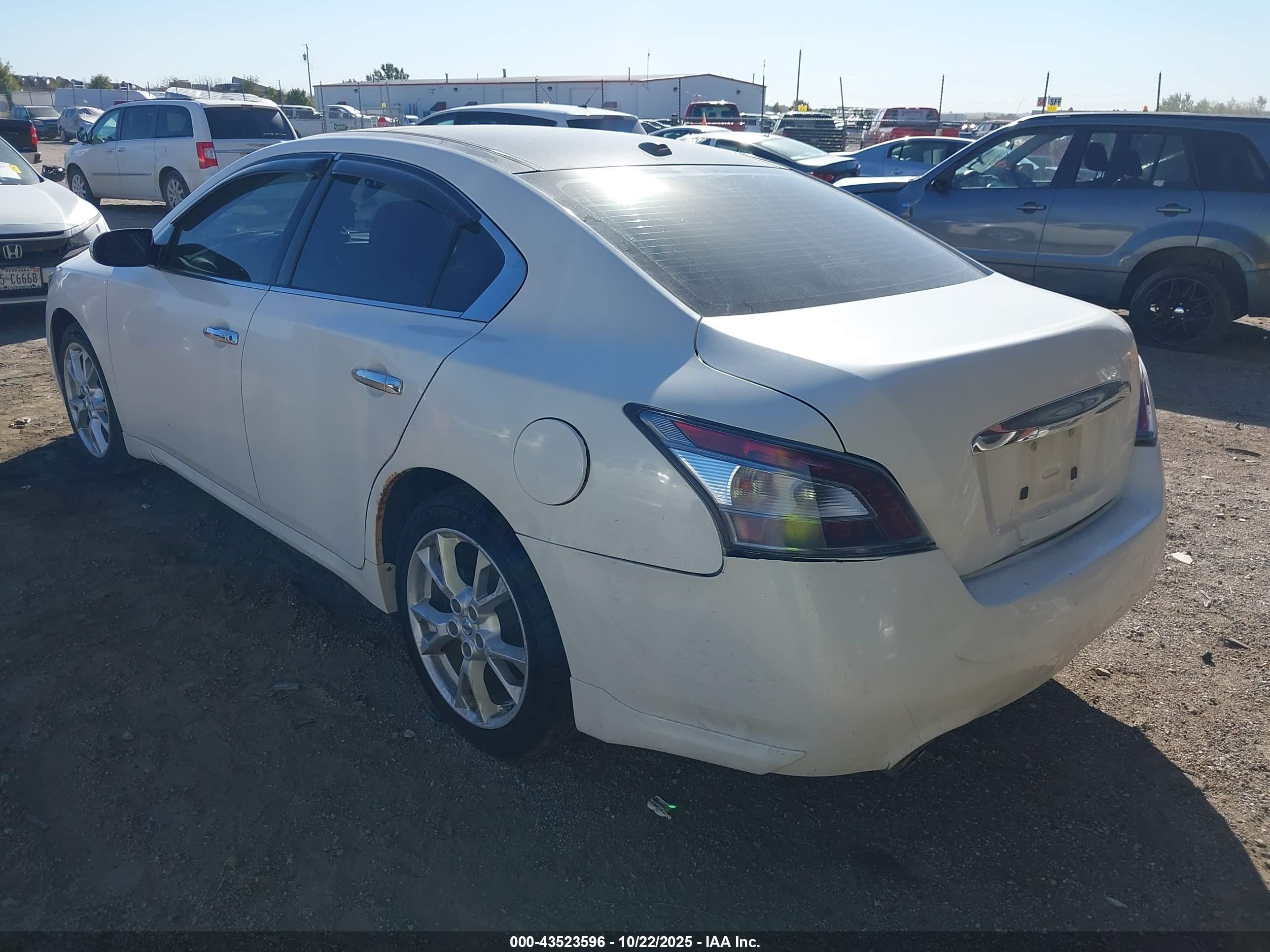 NISSAN MAXIMA image 3