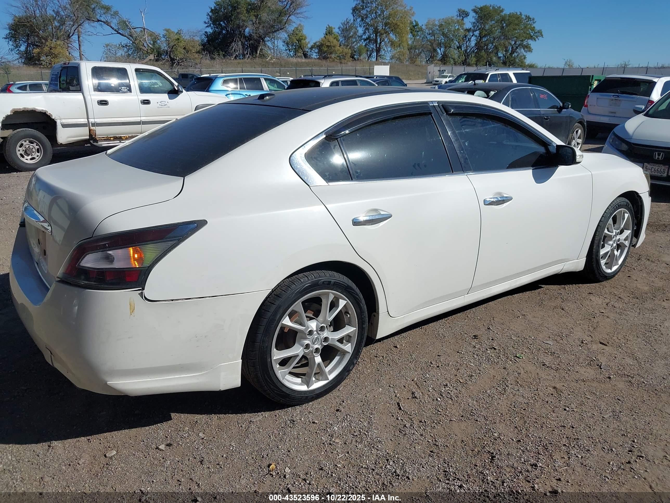 NISSAN MAXIMA image 4