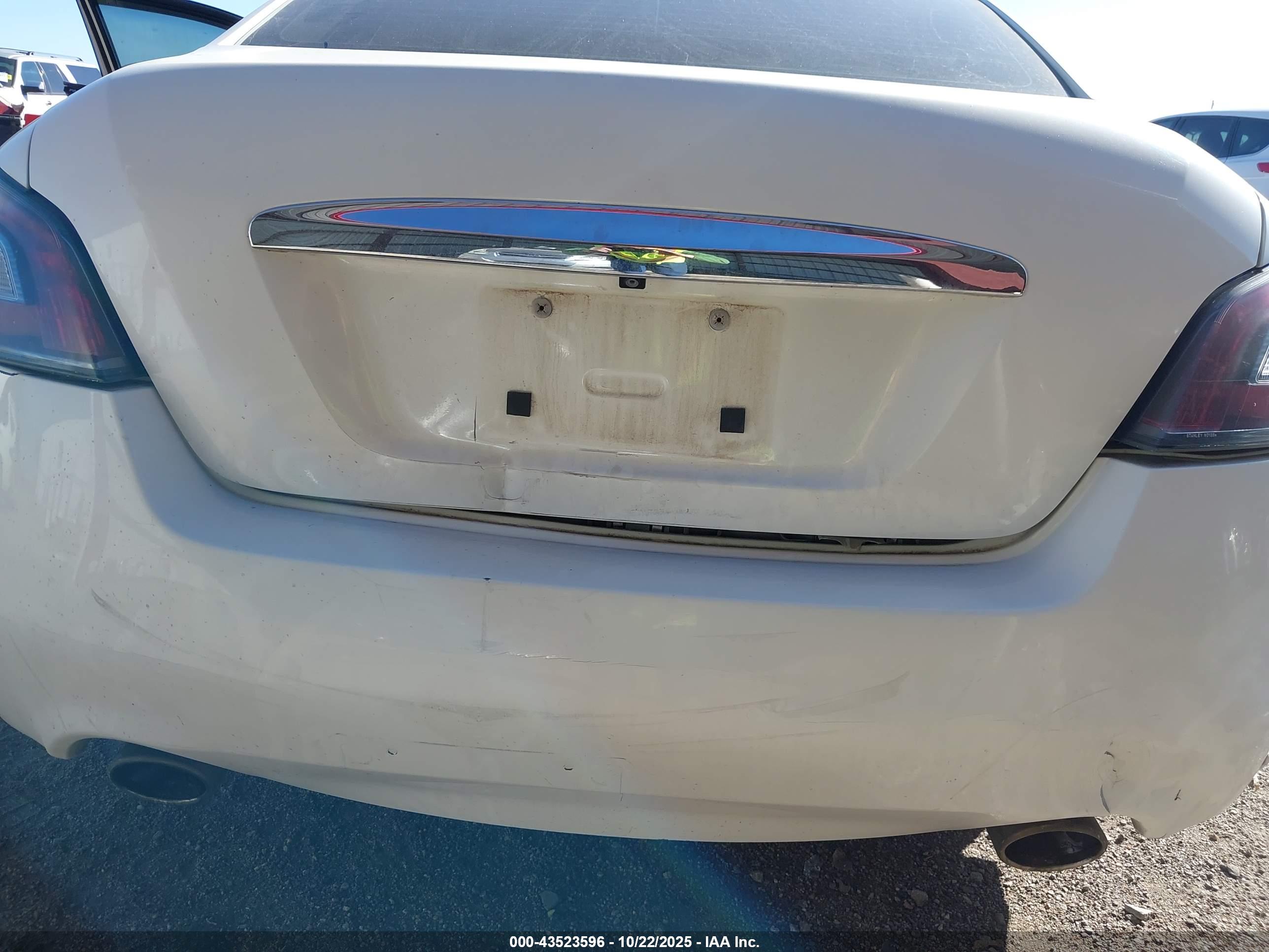 NISSAN MAXIMA image 6