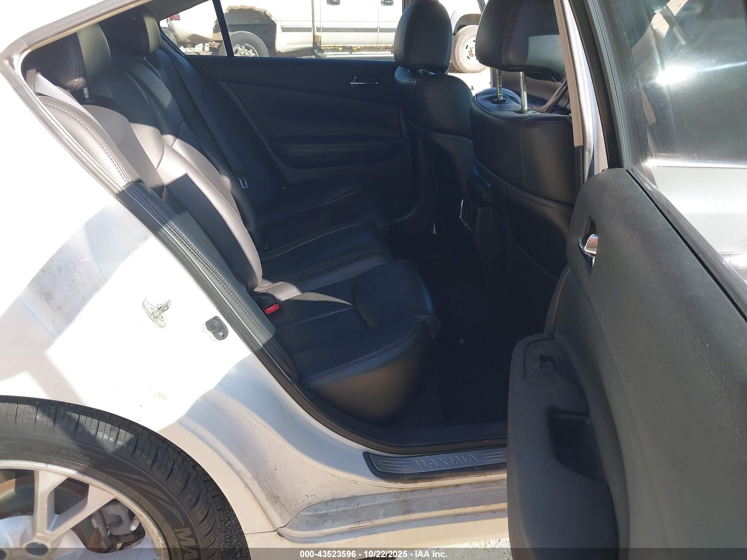 NISSAN MAXIMA image 8