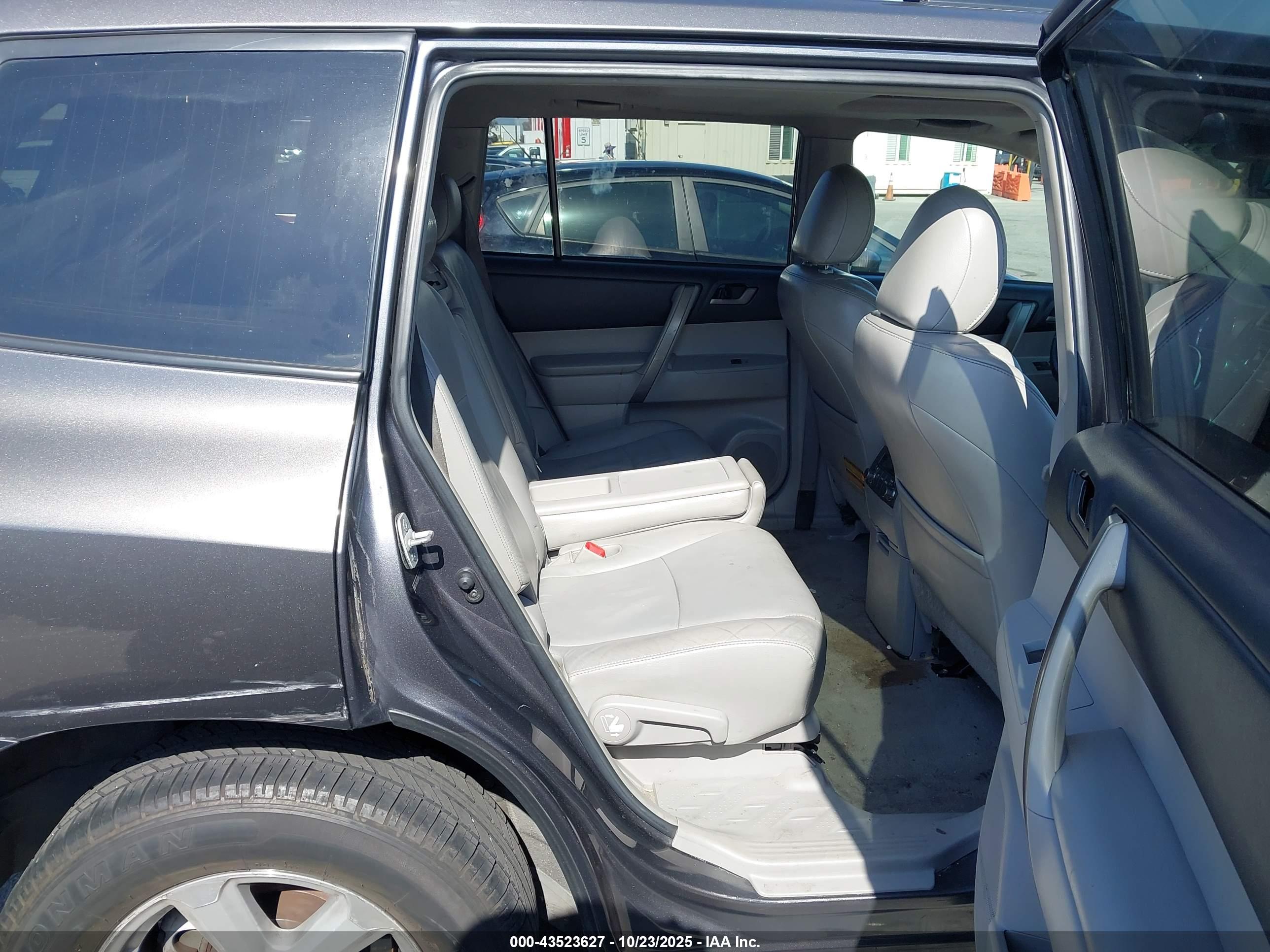 TOYOTA HIGHLANDER image 8
