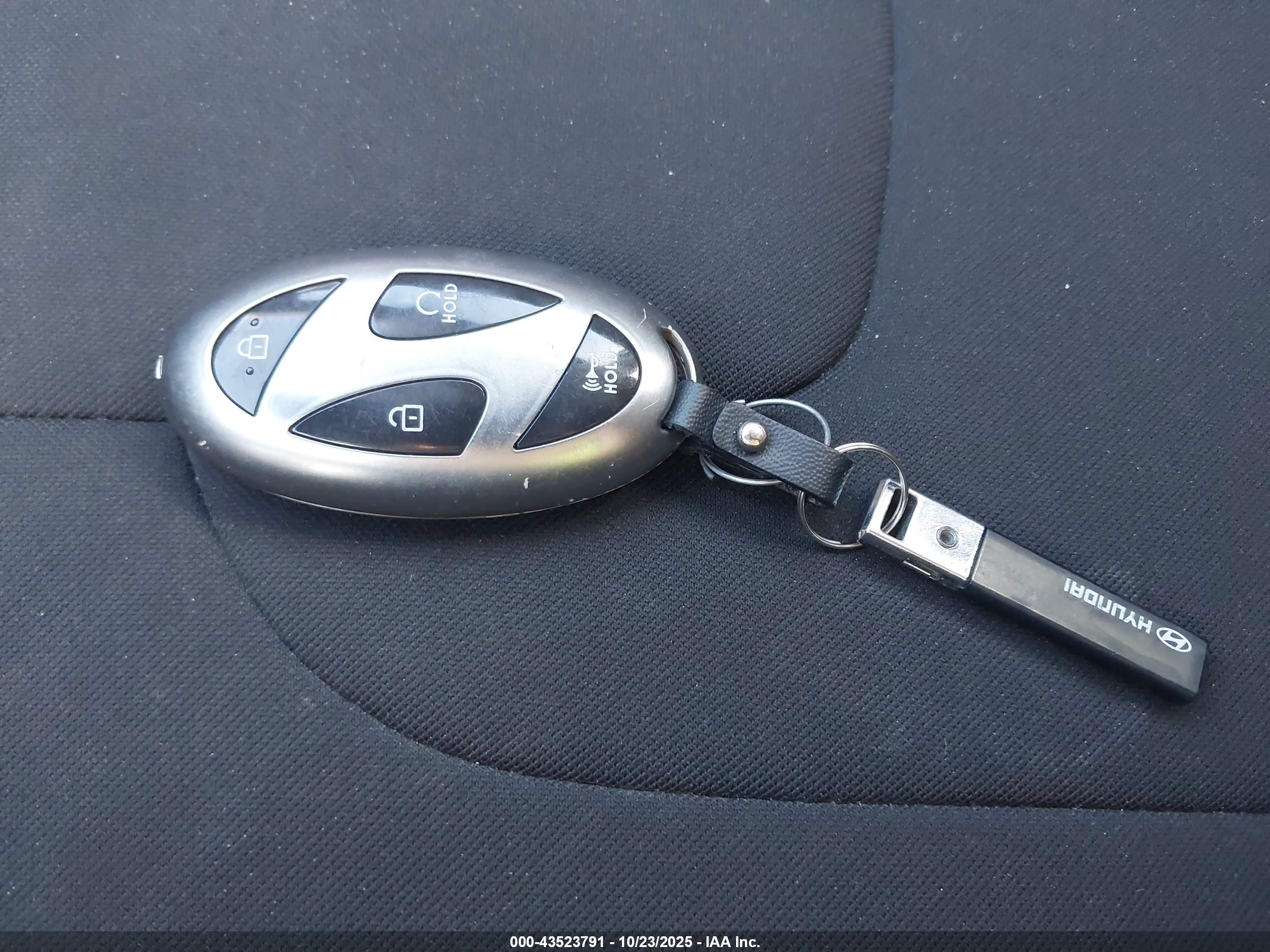 HYUNDAI ELANTRA image 11