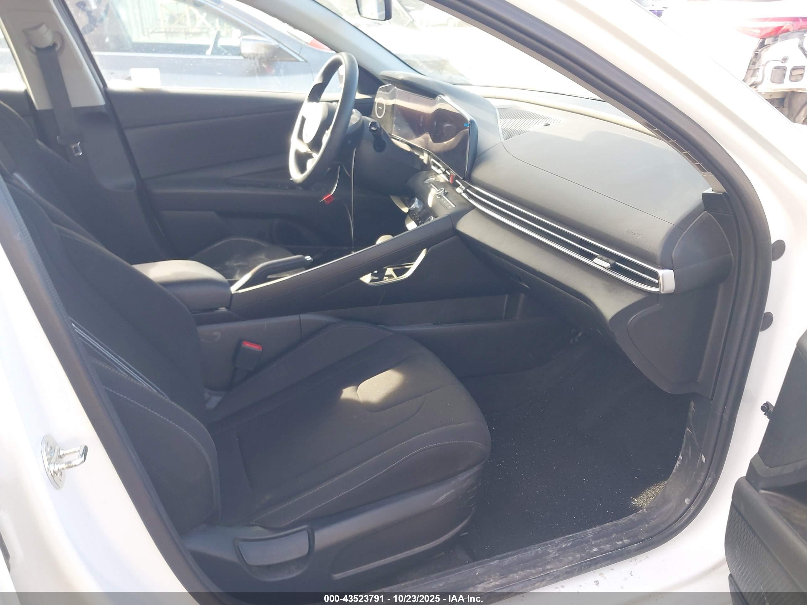 HYUNDAI ELANTRA image 5