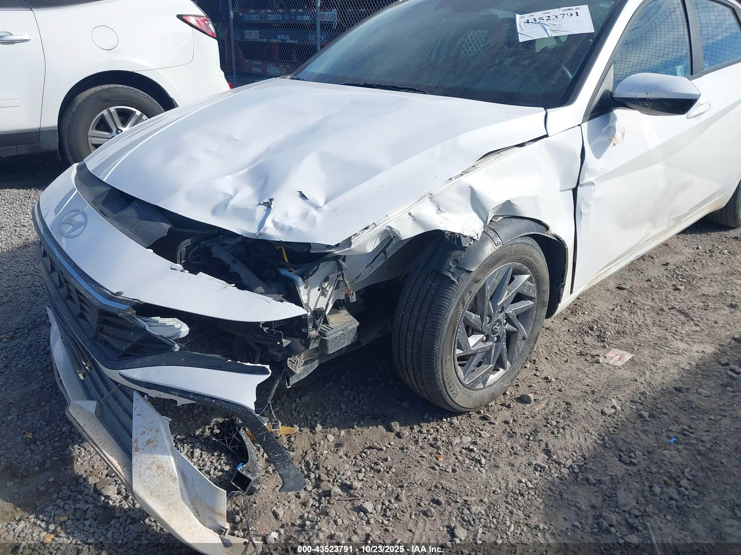 HYUNDAI ELANTRA image 6