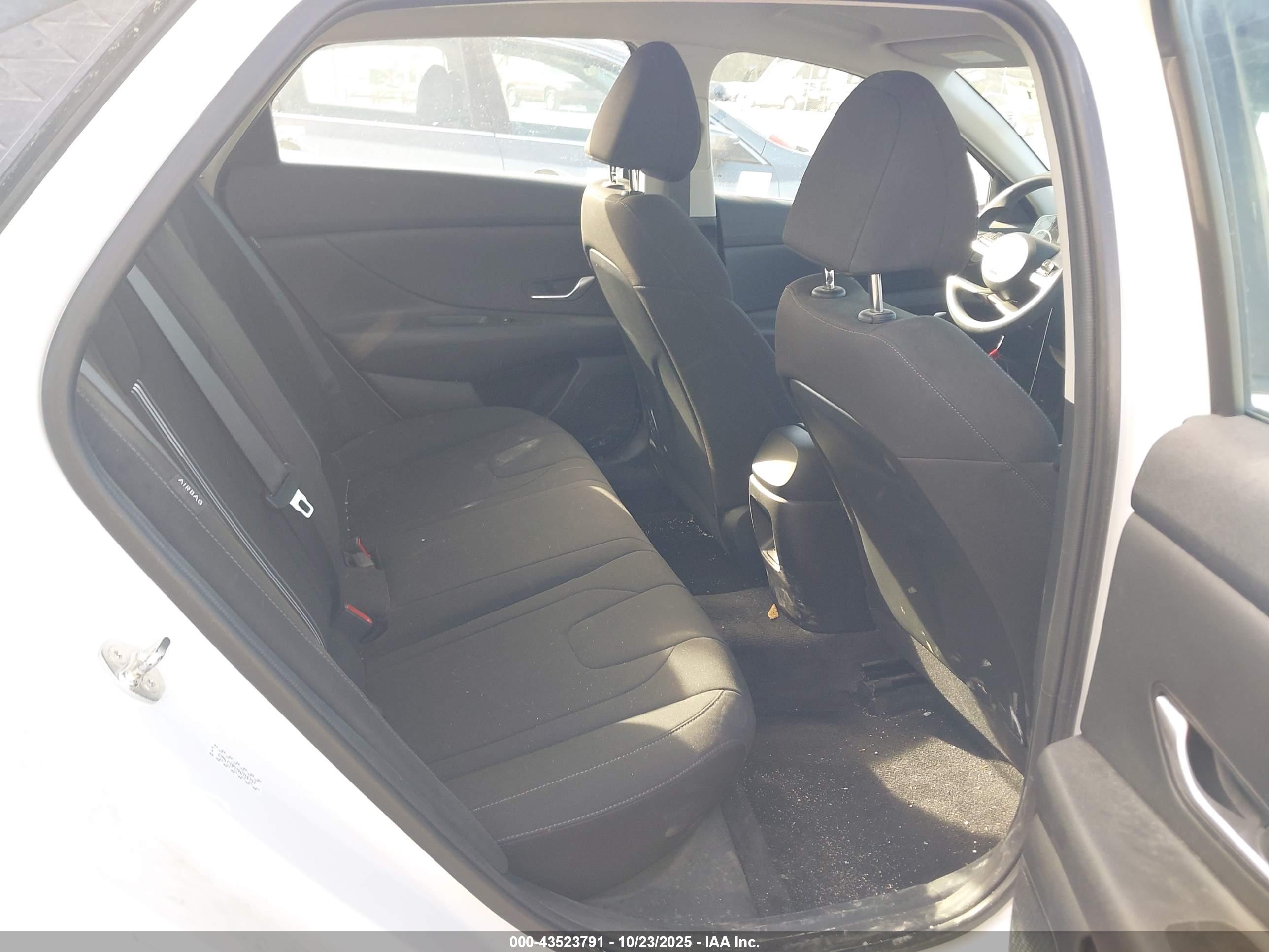 HYUNDAI ELANTRA image 8