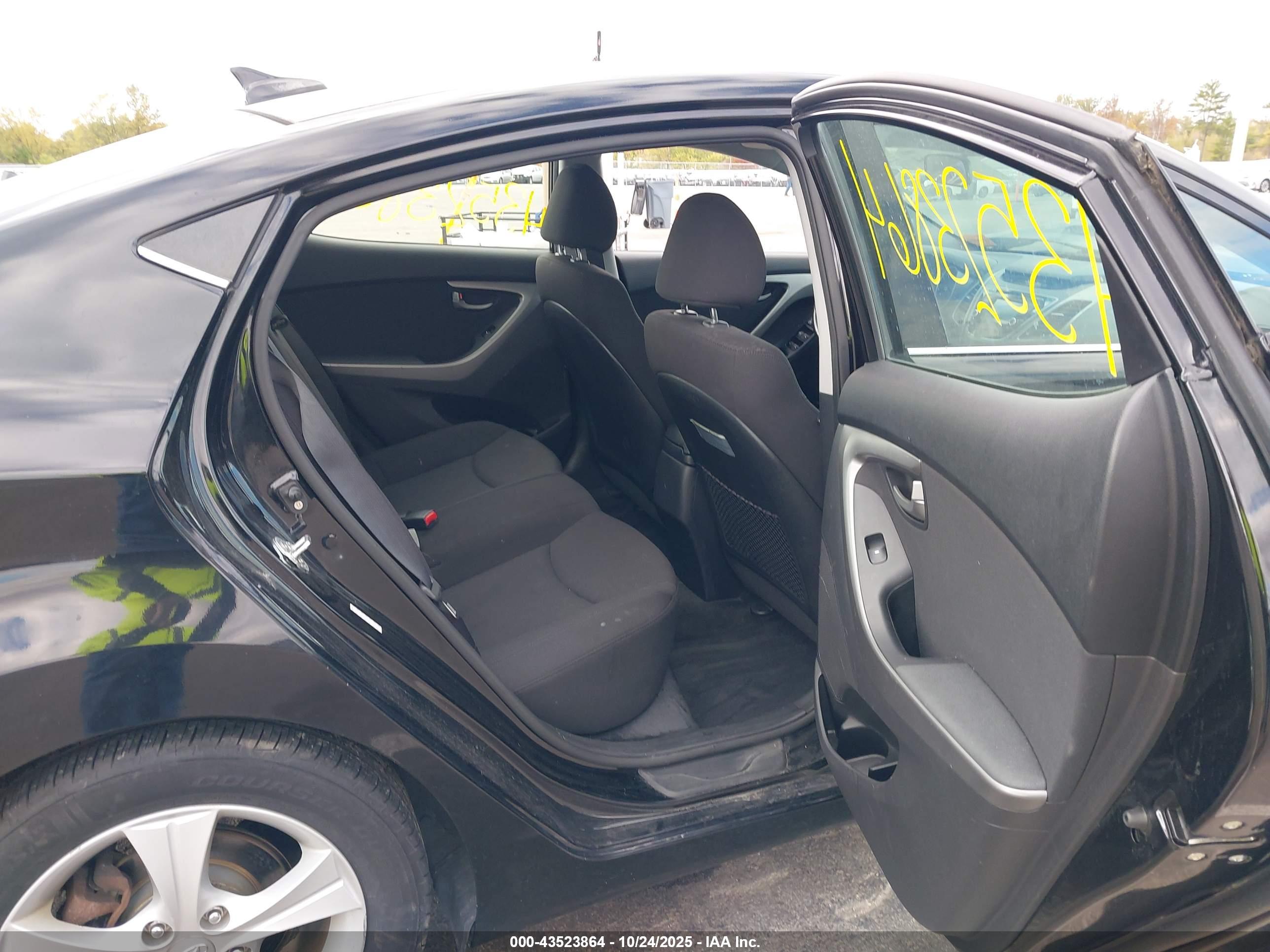 HYUNDAI ELANTRA image 8