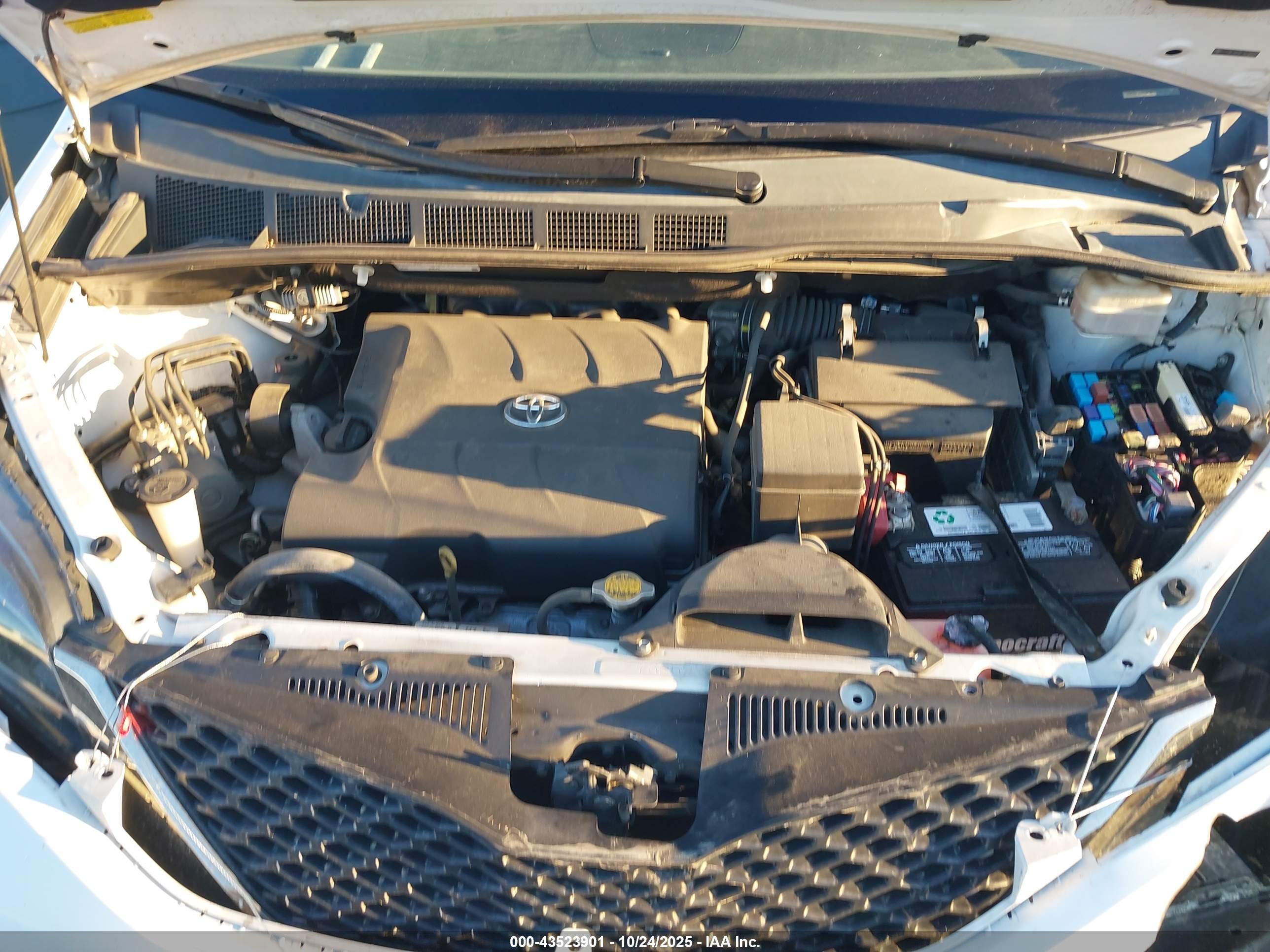 TOYOTA SIENNA image 10