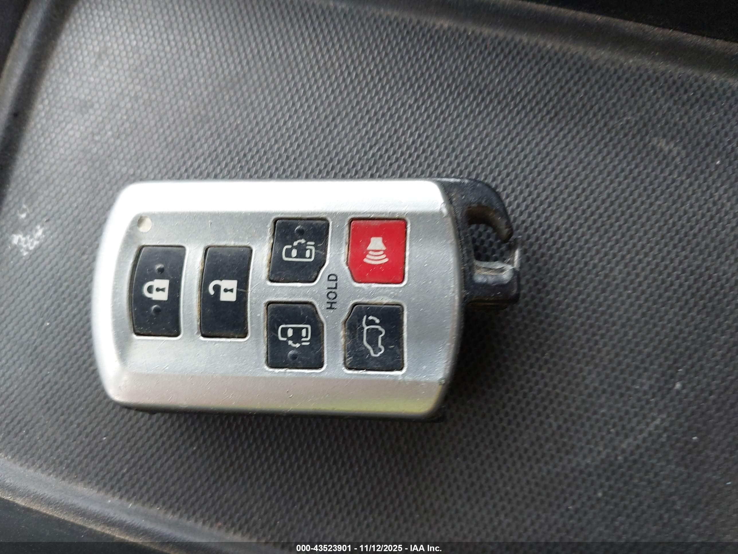 TOYOTA SIENNA image 11