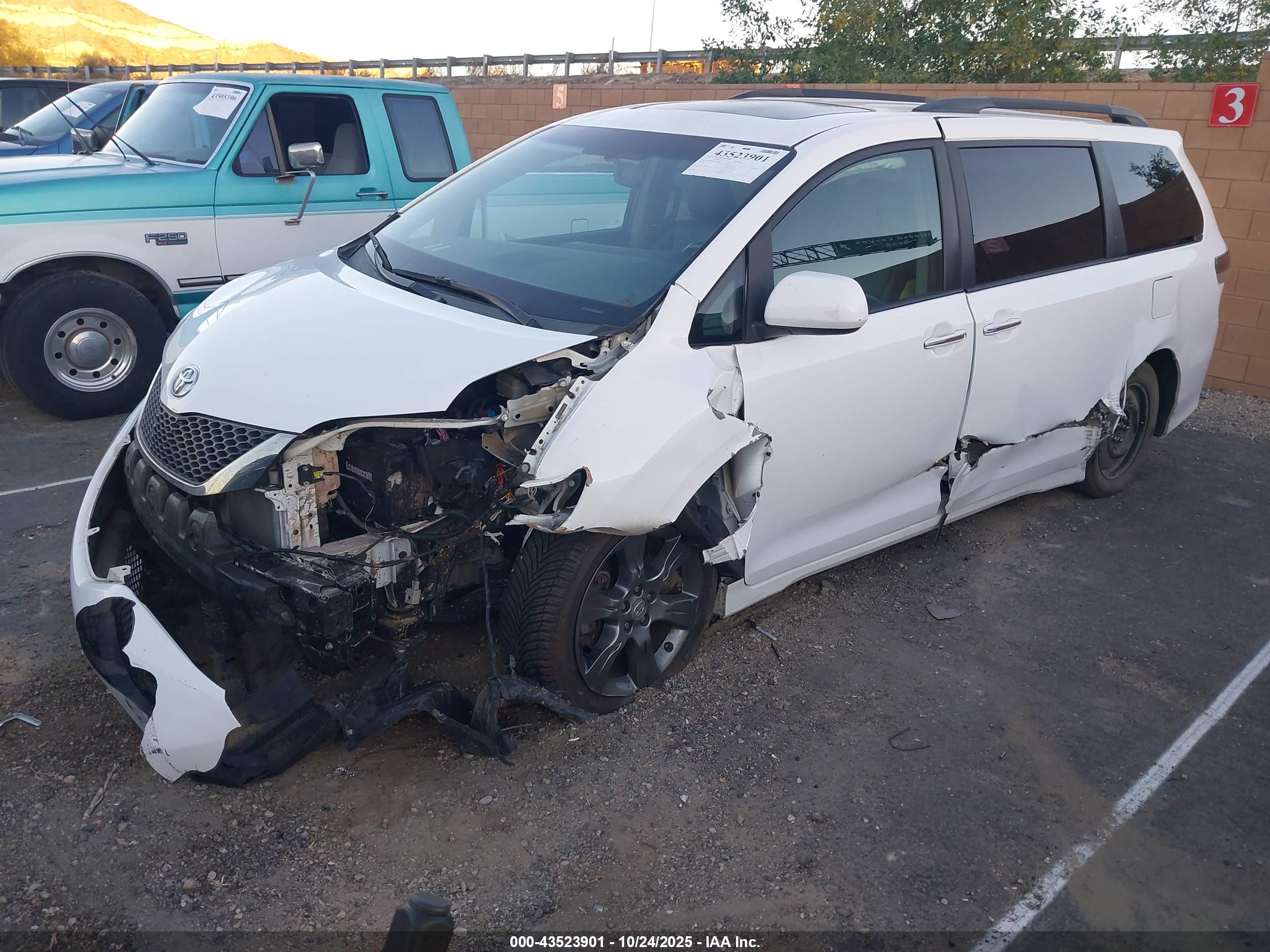 TOYOTA SIENNA image 2
