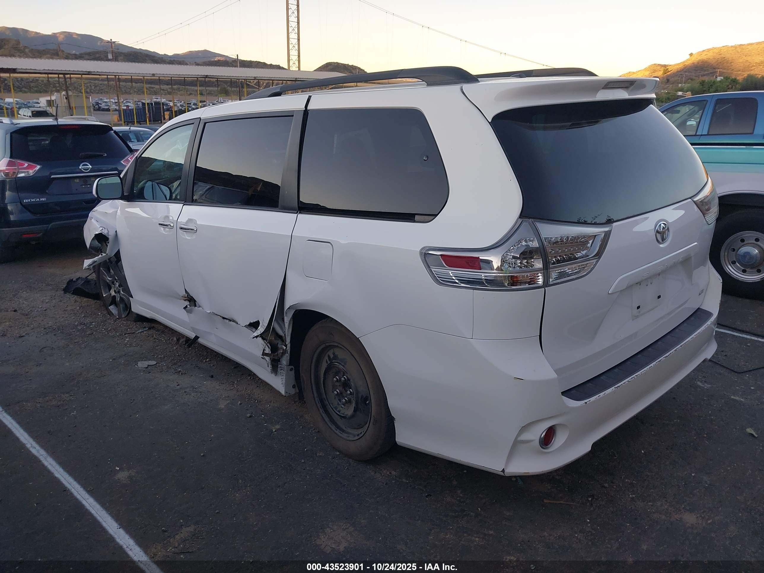 TOYOTA SIENNA image 3