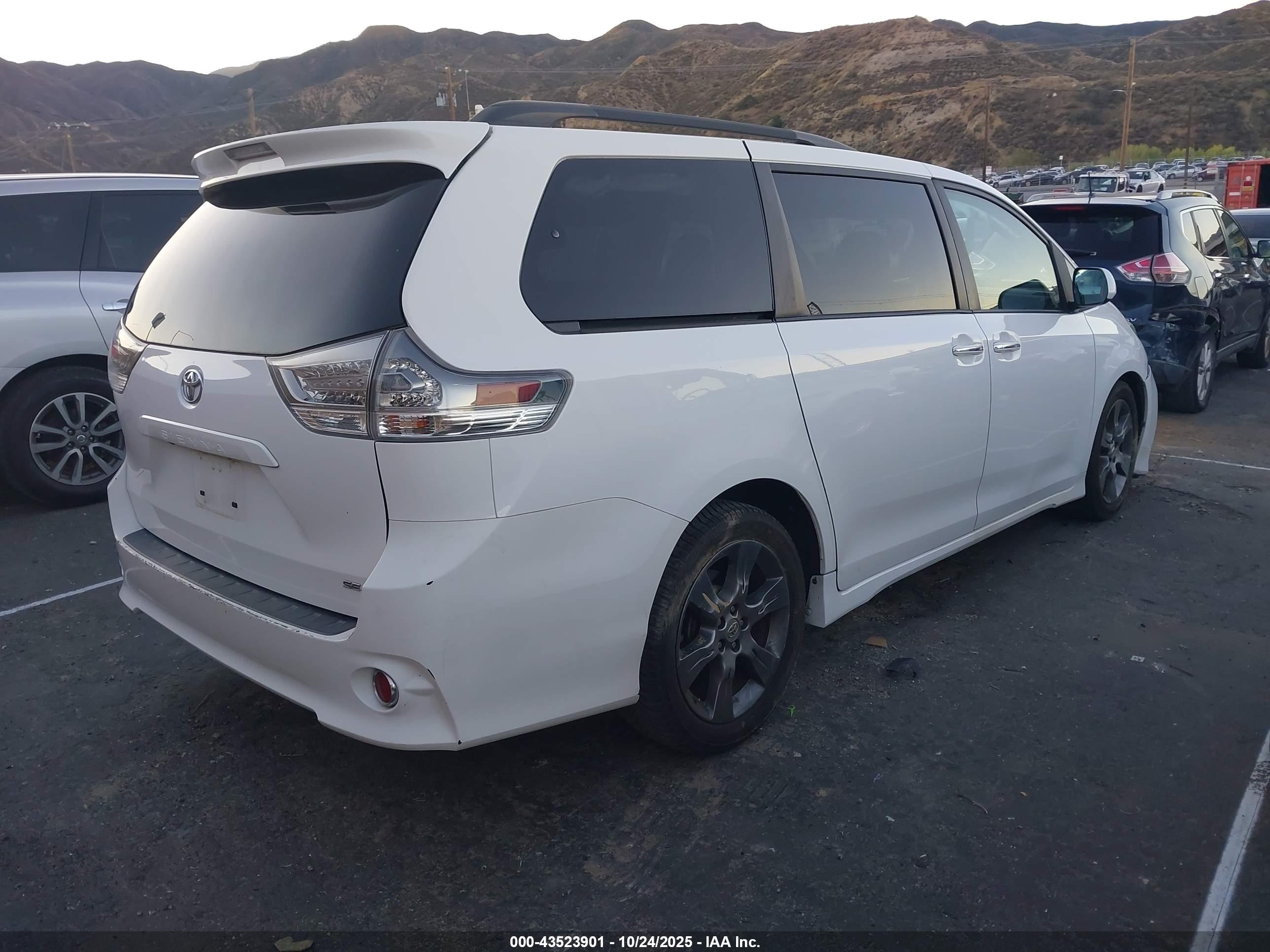 TOYOTA SIENNA image 4