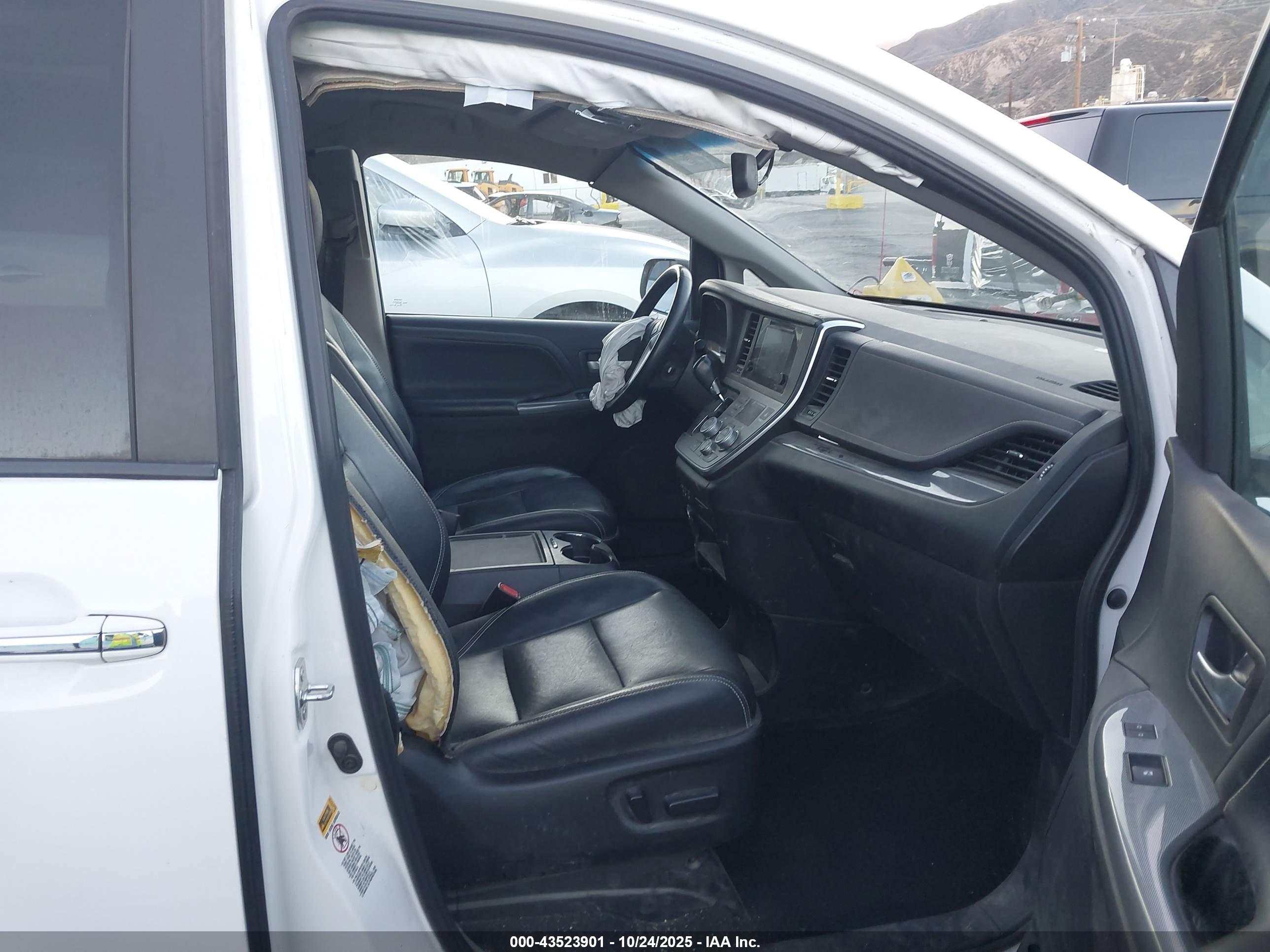 TOYOTA SIENNA image 5