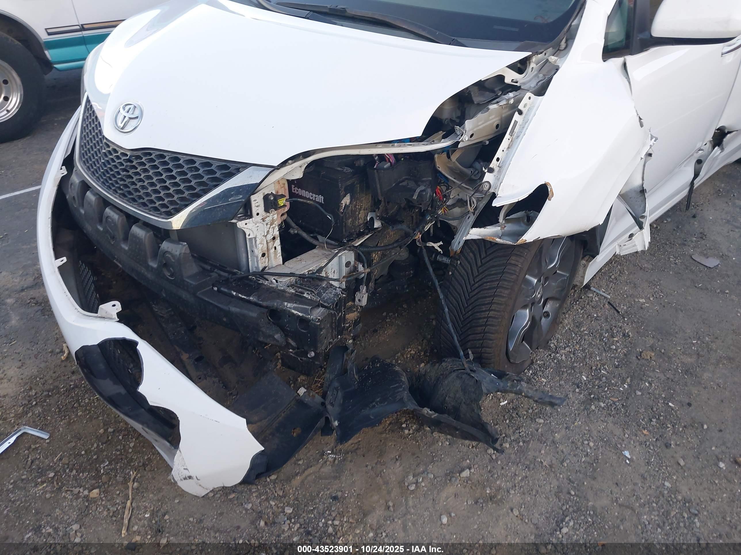 TOYOTA SIENNA image 6