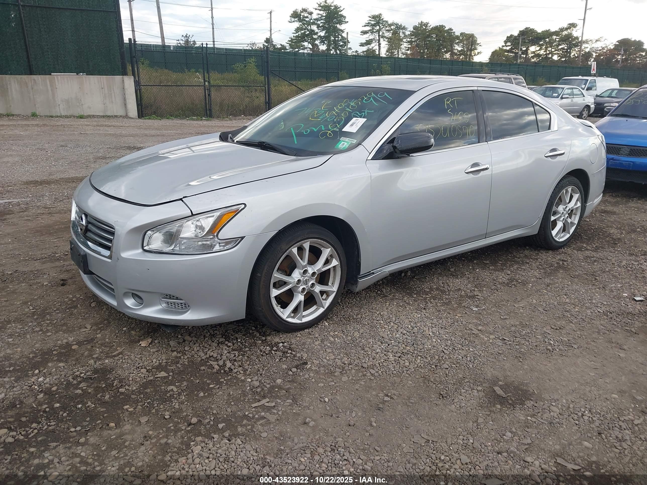 NISSAN MAXIMA image 2