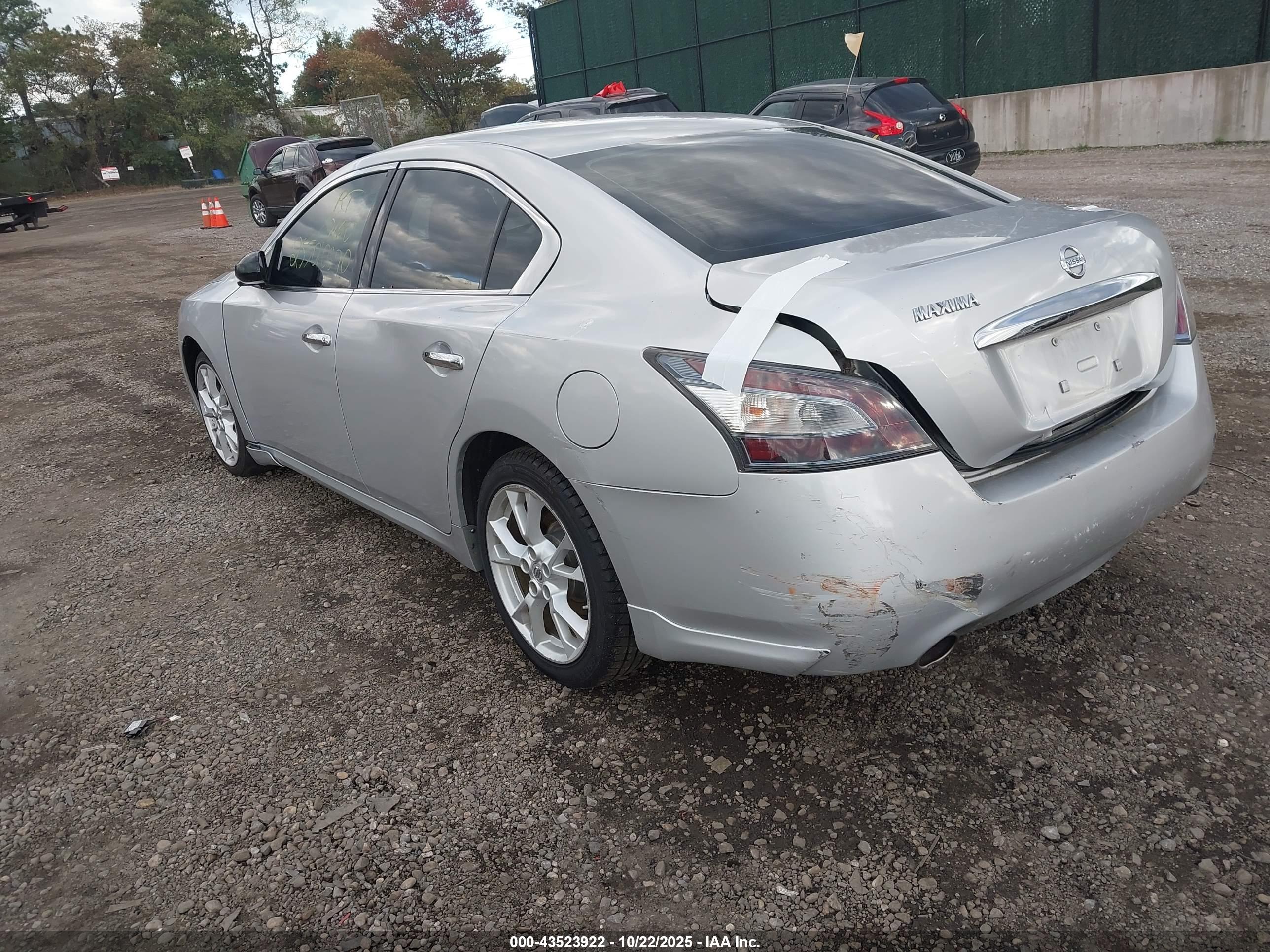 NISSAN MAXIMA image 3