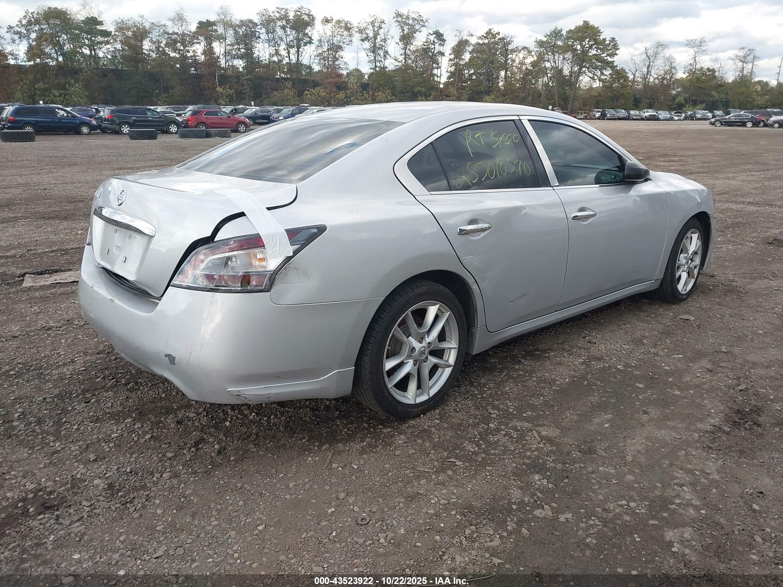 NISSAN MAXIMA image 4