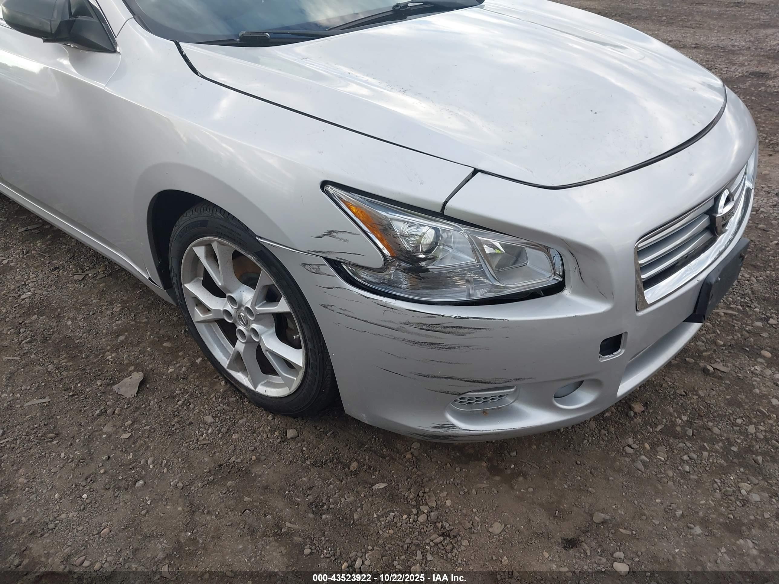 NISSAN MAXIMA image 6