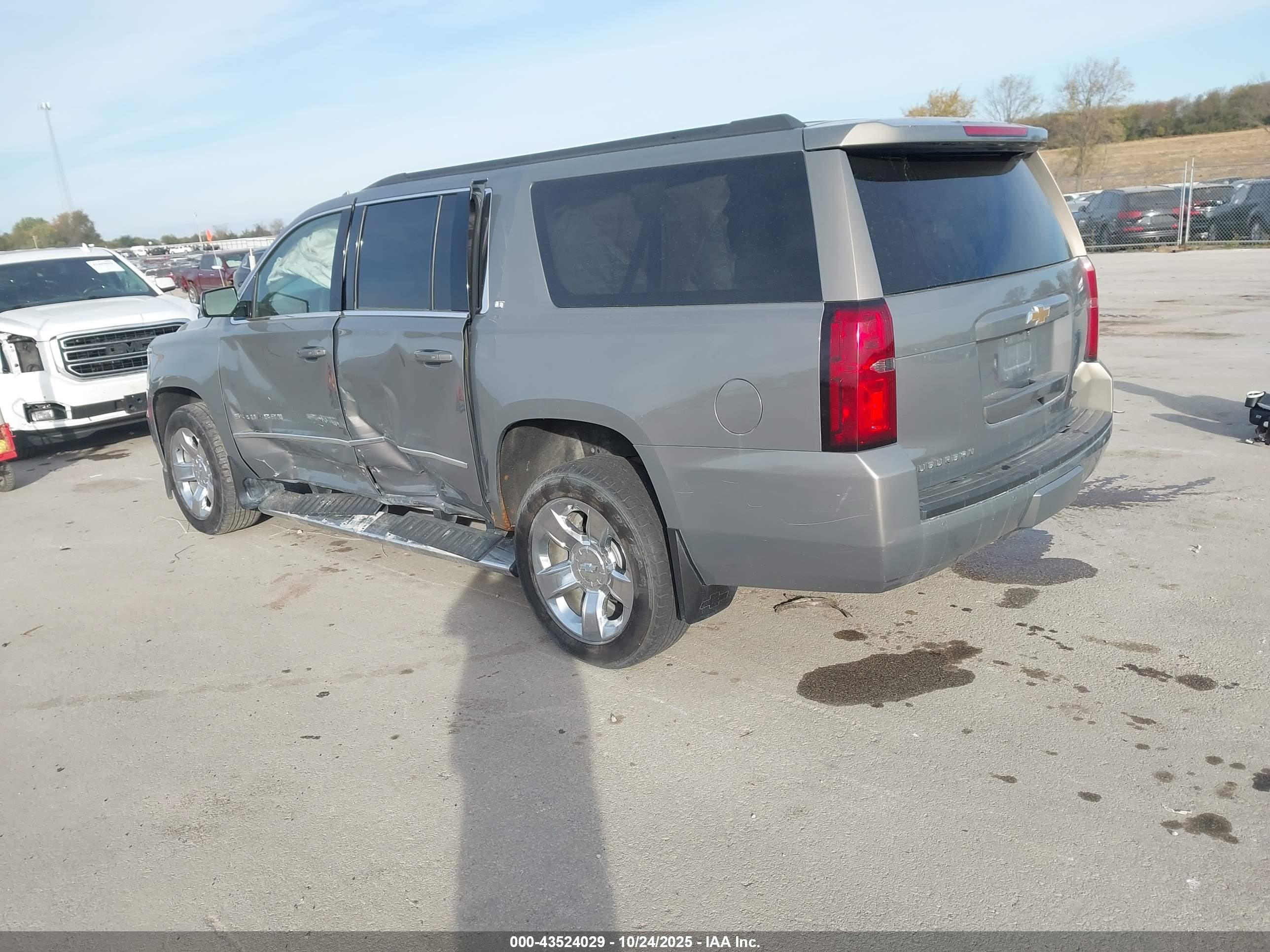 CHEVROLET SUBURBAN image 3