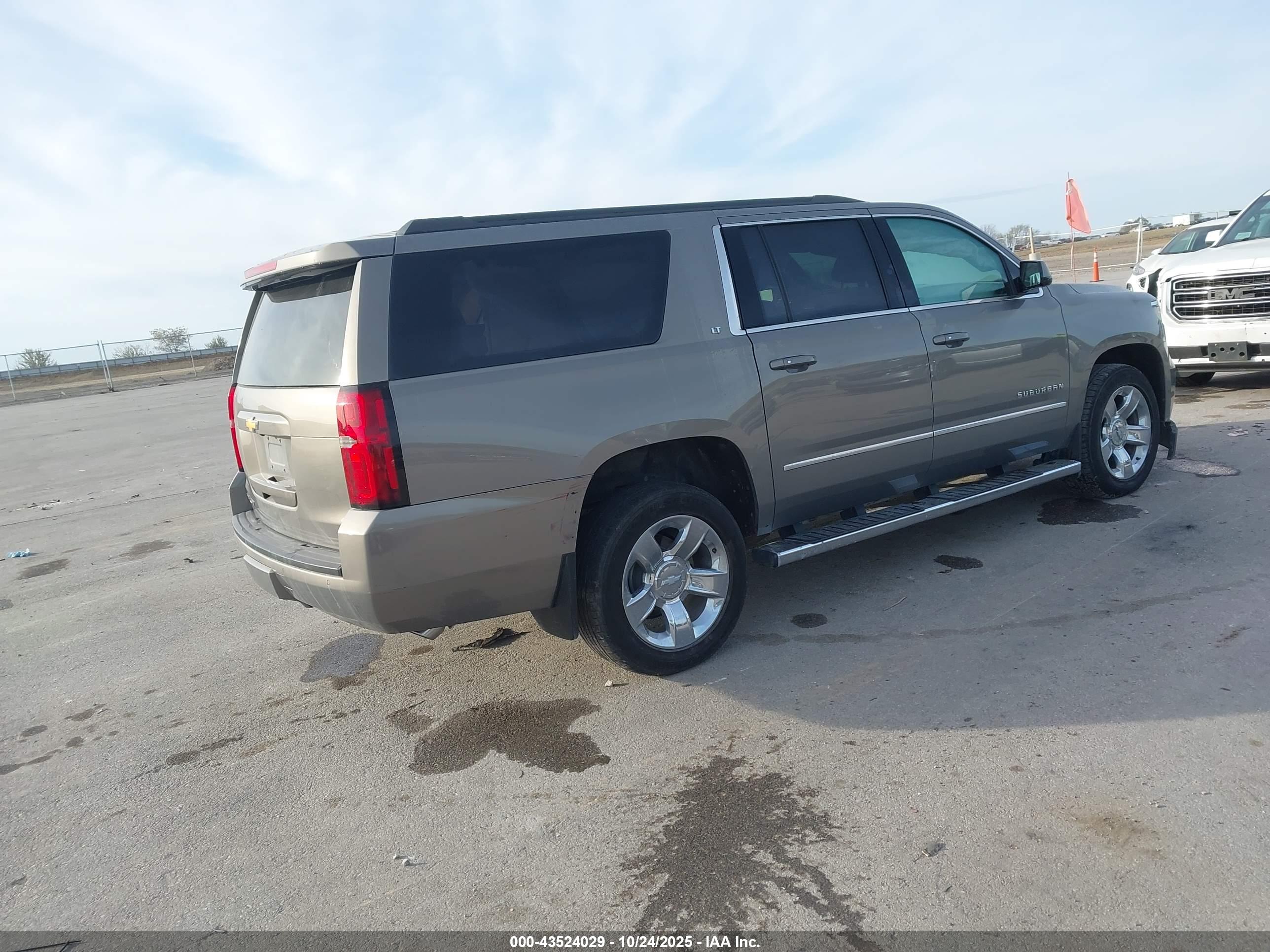 CHEVROLET SUBURBAN image 4