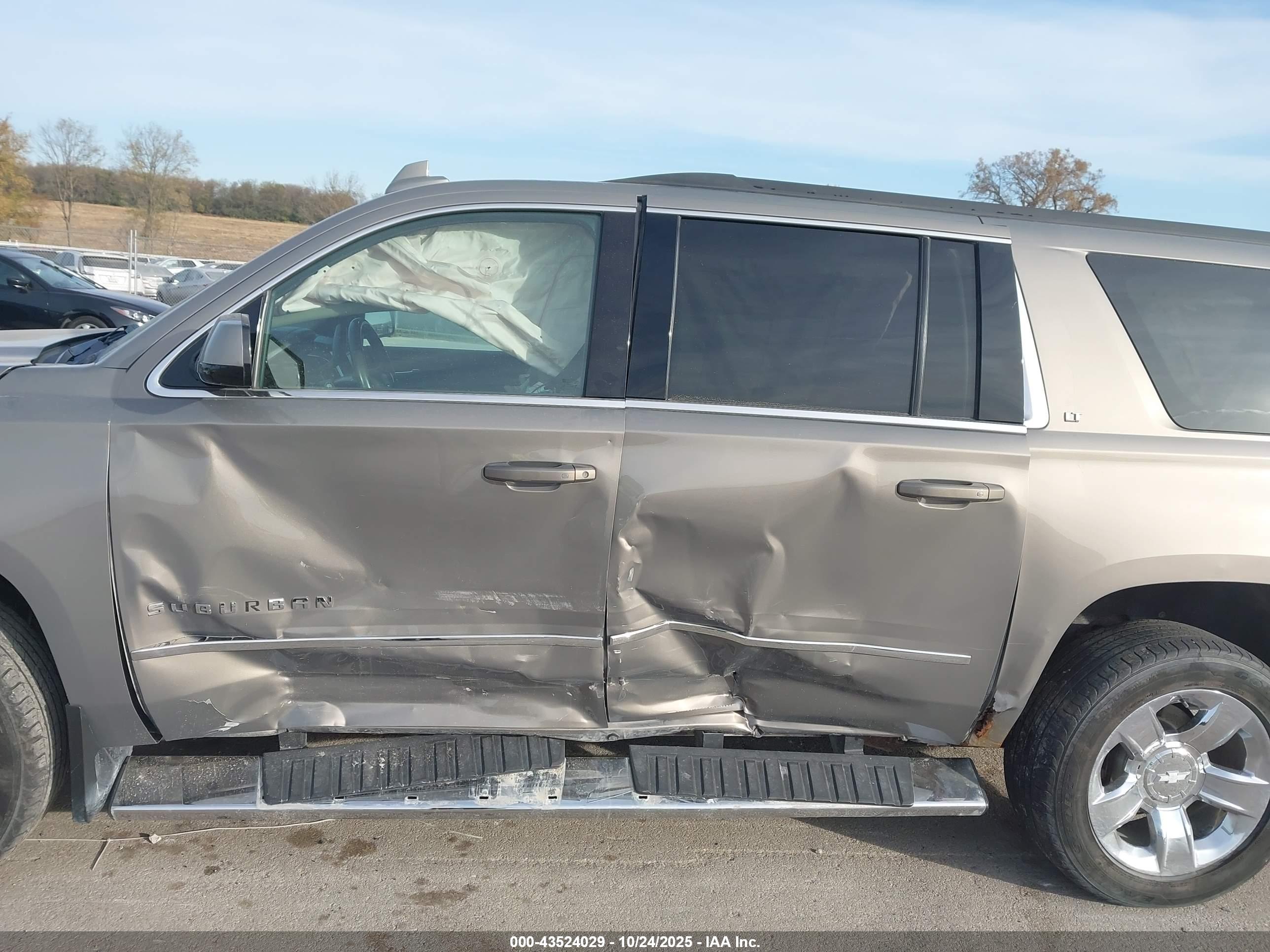 CHEVROLET SUBURBAN image 6
