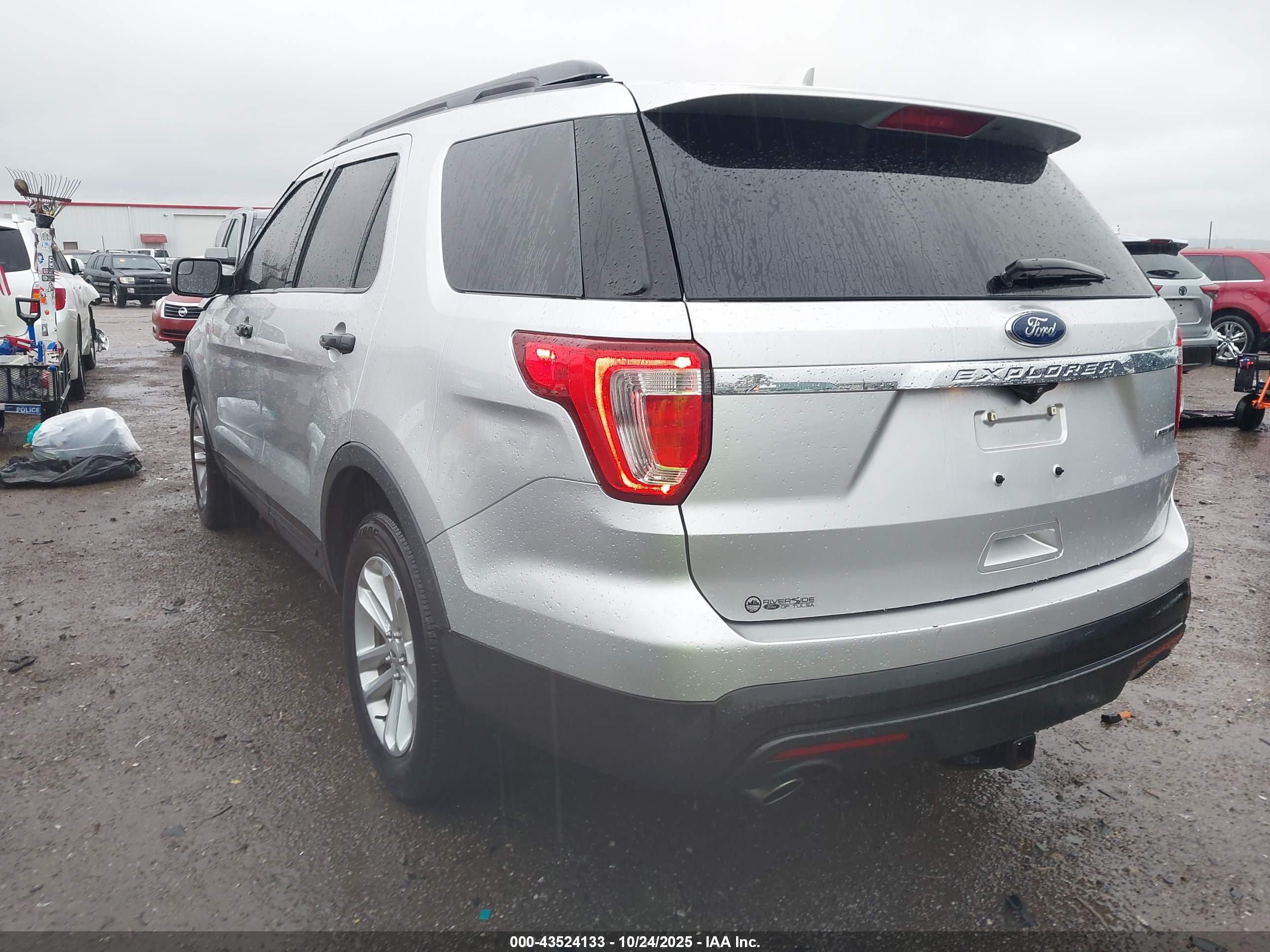 FORD EXPLORER image 3