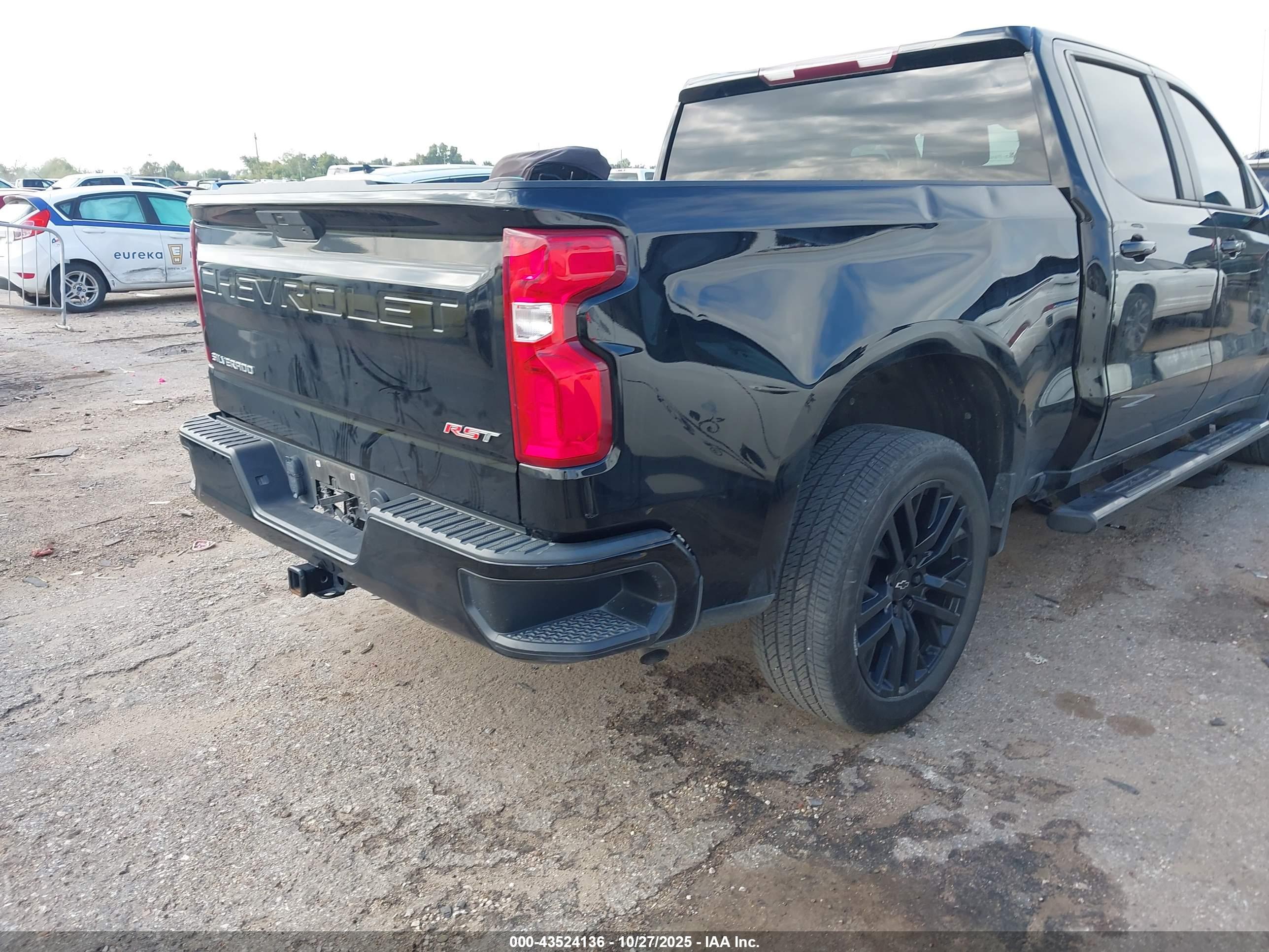 CHEVROLET SILVERADO image 4