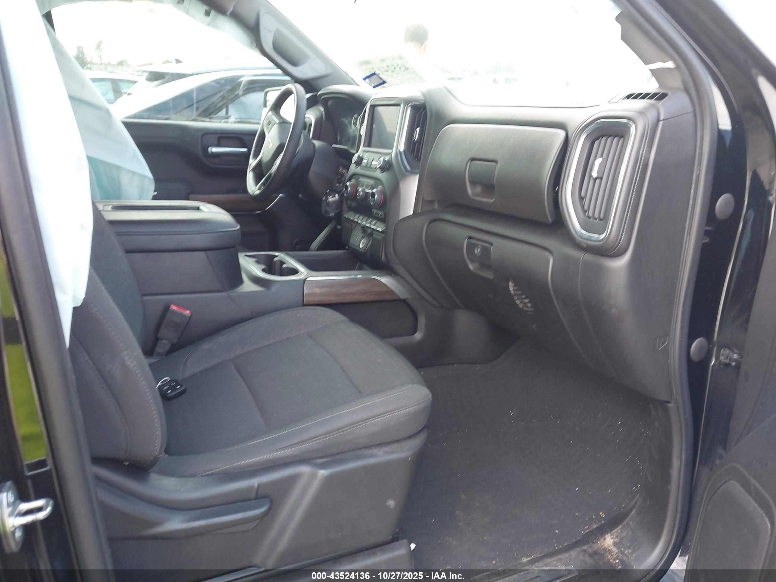CHEVROLET SILVERADO image 5