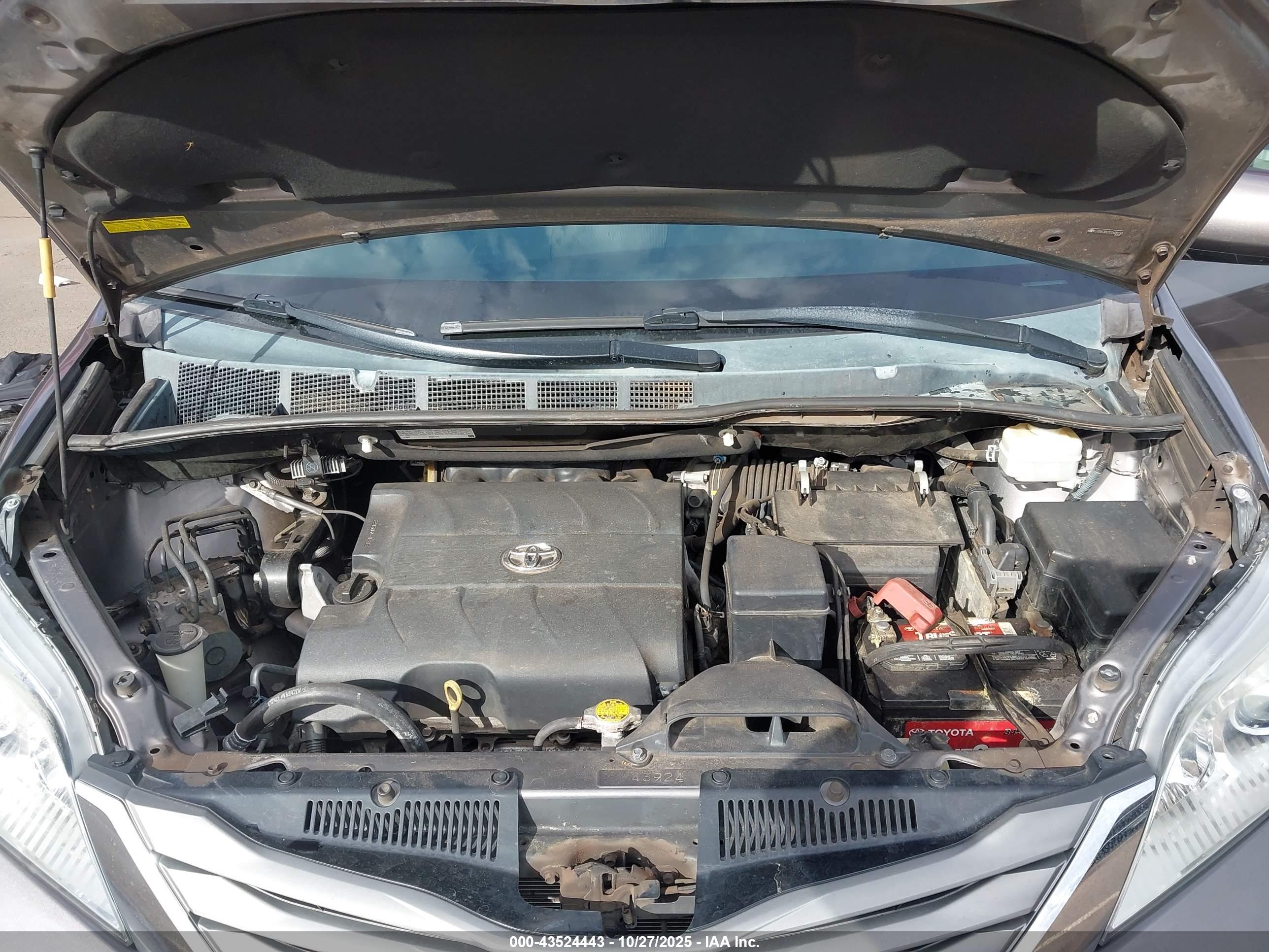 TOYOTA SIENNA image 10