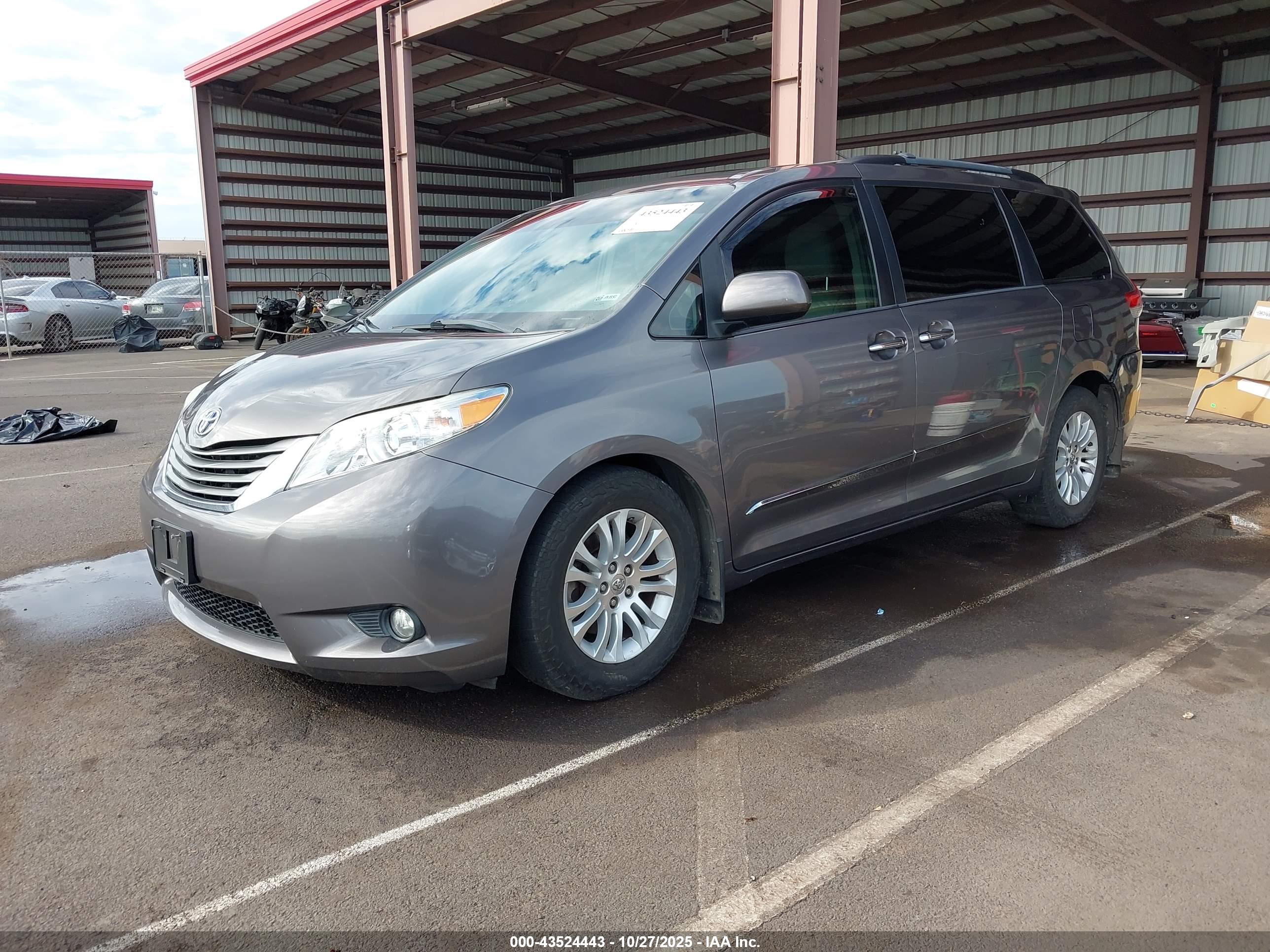 TOYOTA SIENNA image 2
